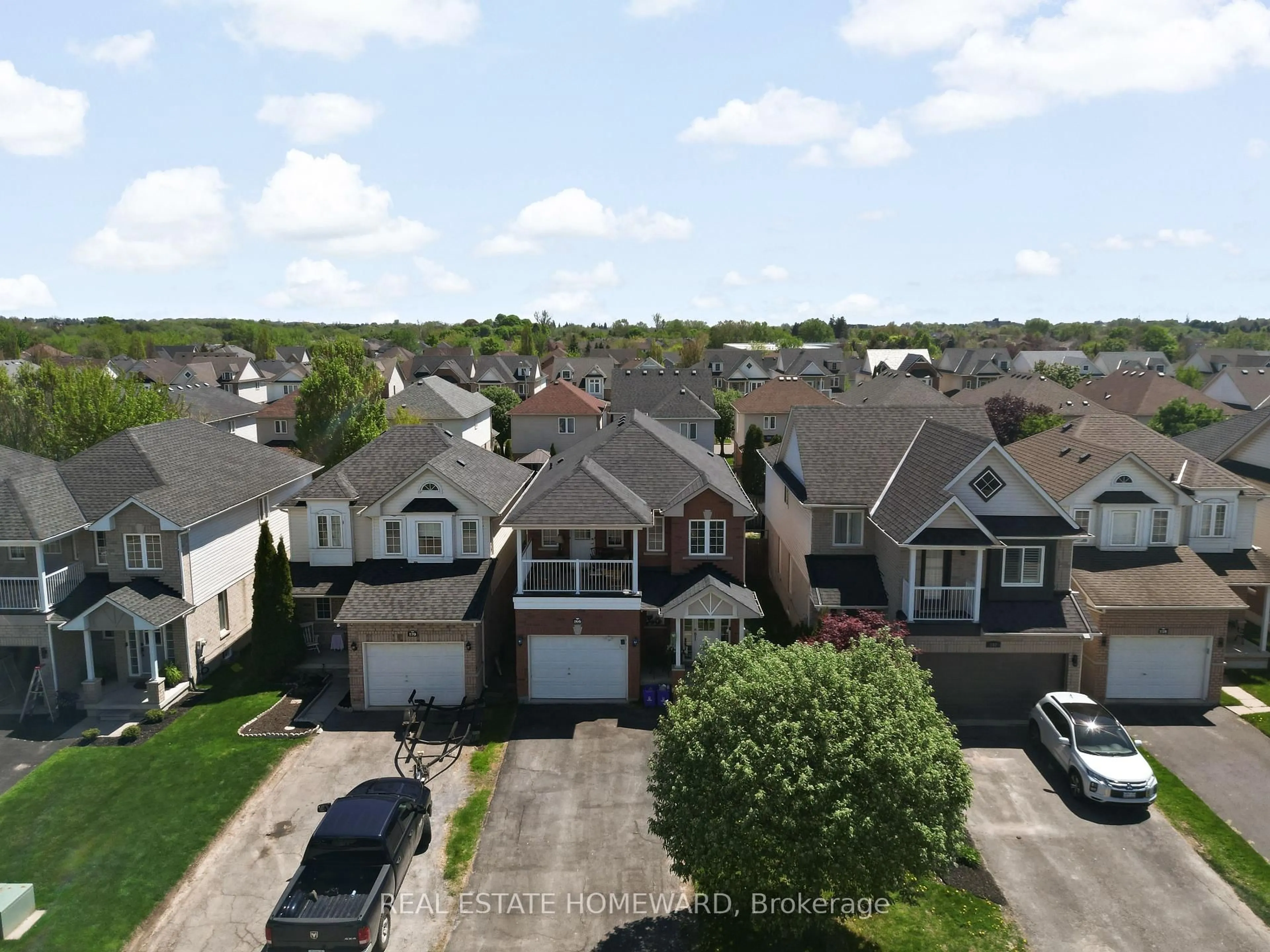 A pic from outside/outdoor area/front of a property/back of a property/a pic from drone, street for 166 Hutton Pl, Clarington Ontario L1C 5K2