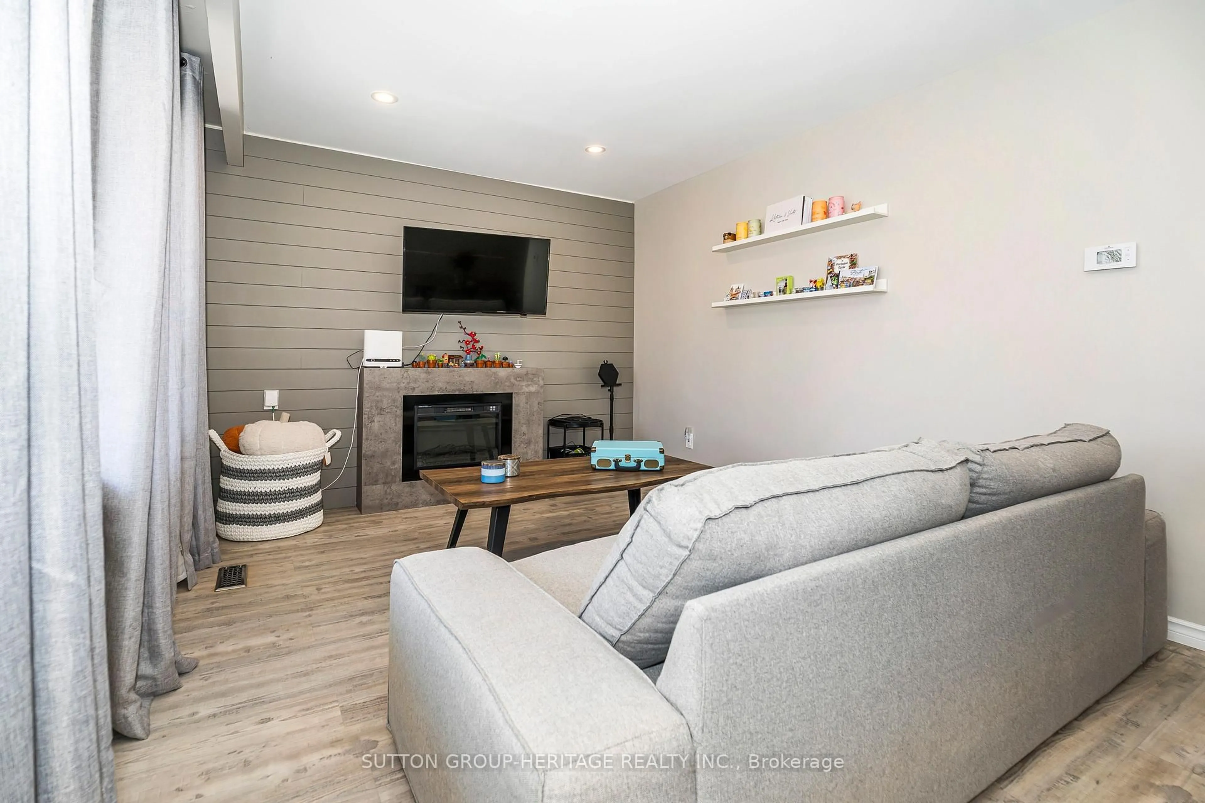Living room with furniture, wood/laminate floor for 437 Sedan Cres, Oshawa Ontario L1H 3G4