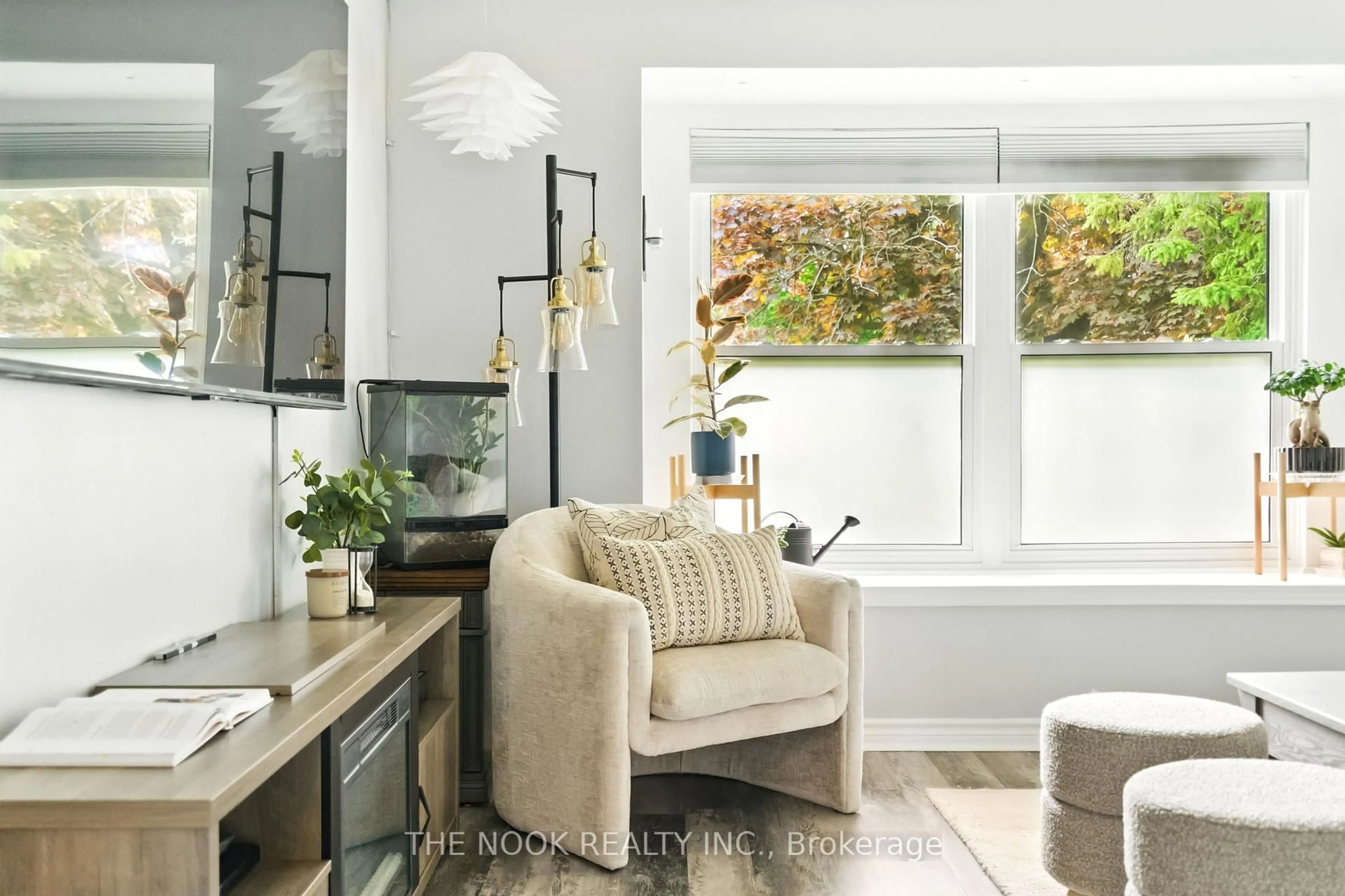 Living room with furniture, unknown for 702 Hillcroft St, Oshawa Ontario L1G 7H6