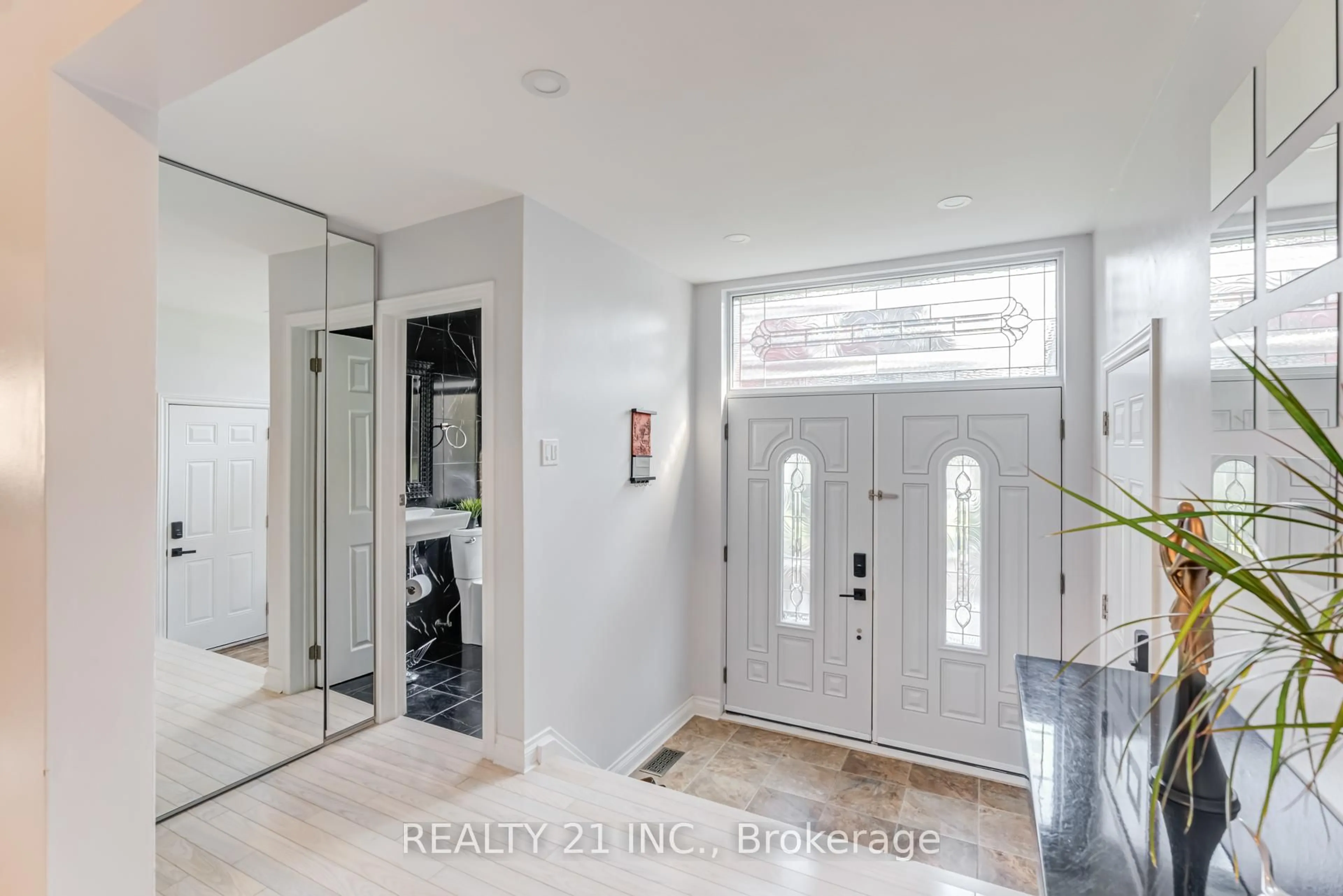 Indoor entryway for 218 Guildwood Pkwy, Toronto Ontario M1E 1P7