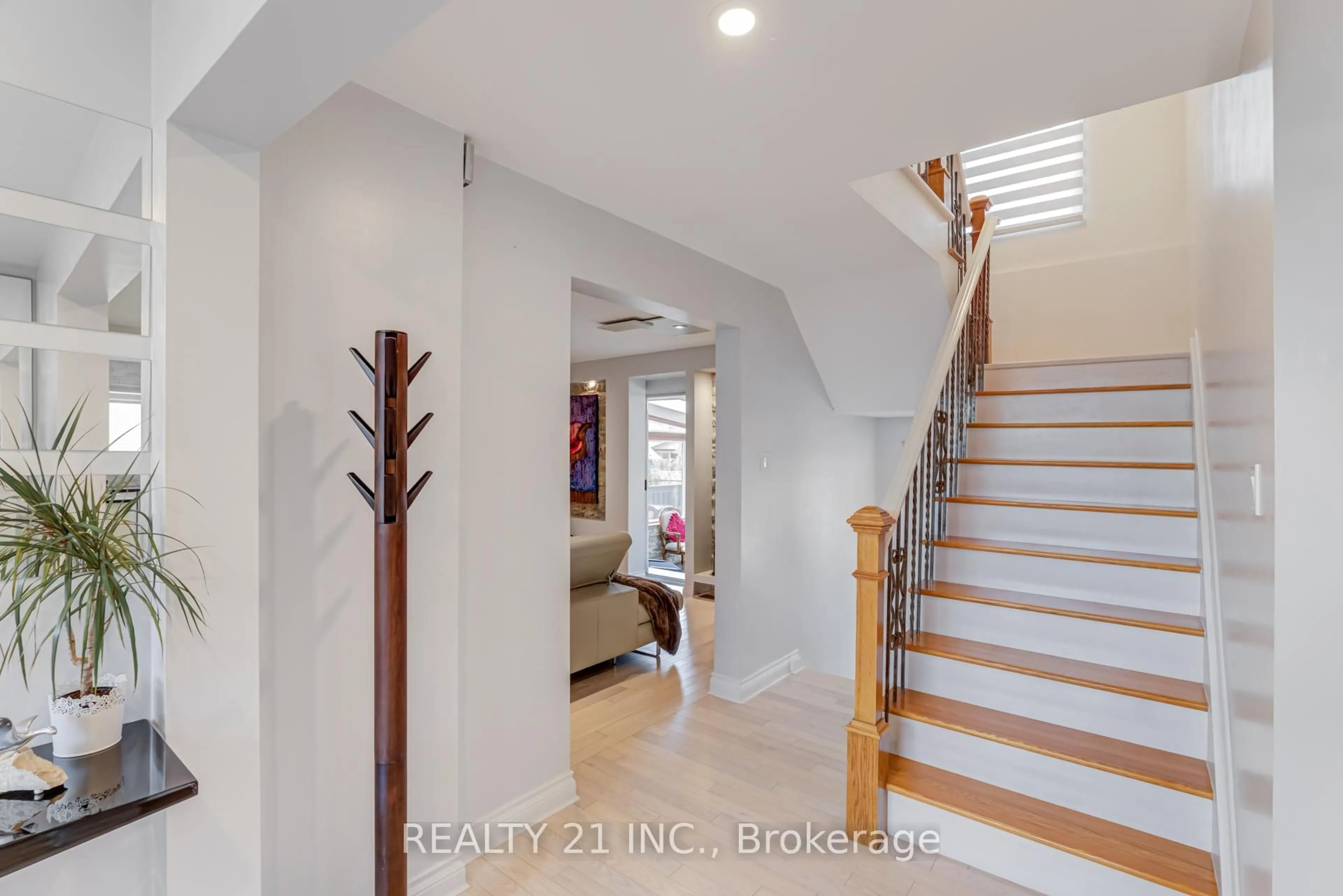 Indoor entryway for 218 Guildwood Pkwy, Toronto Ontario M1E 1P7