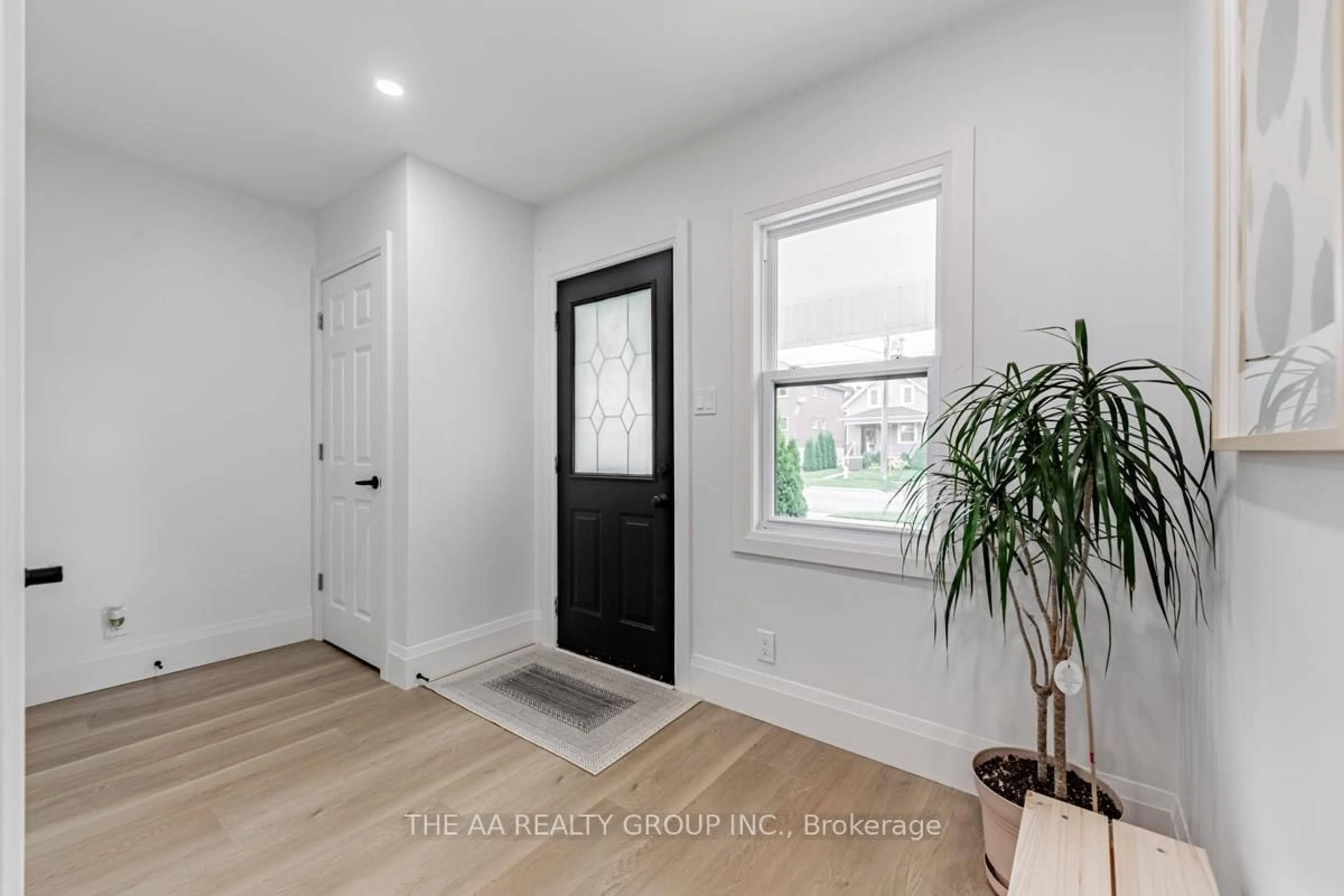 Indoor entryway for 212 Oshawa Blvd, Oshawa Ontario L1H 5R7