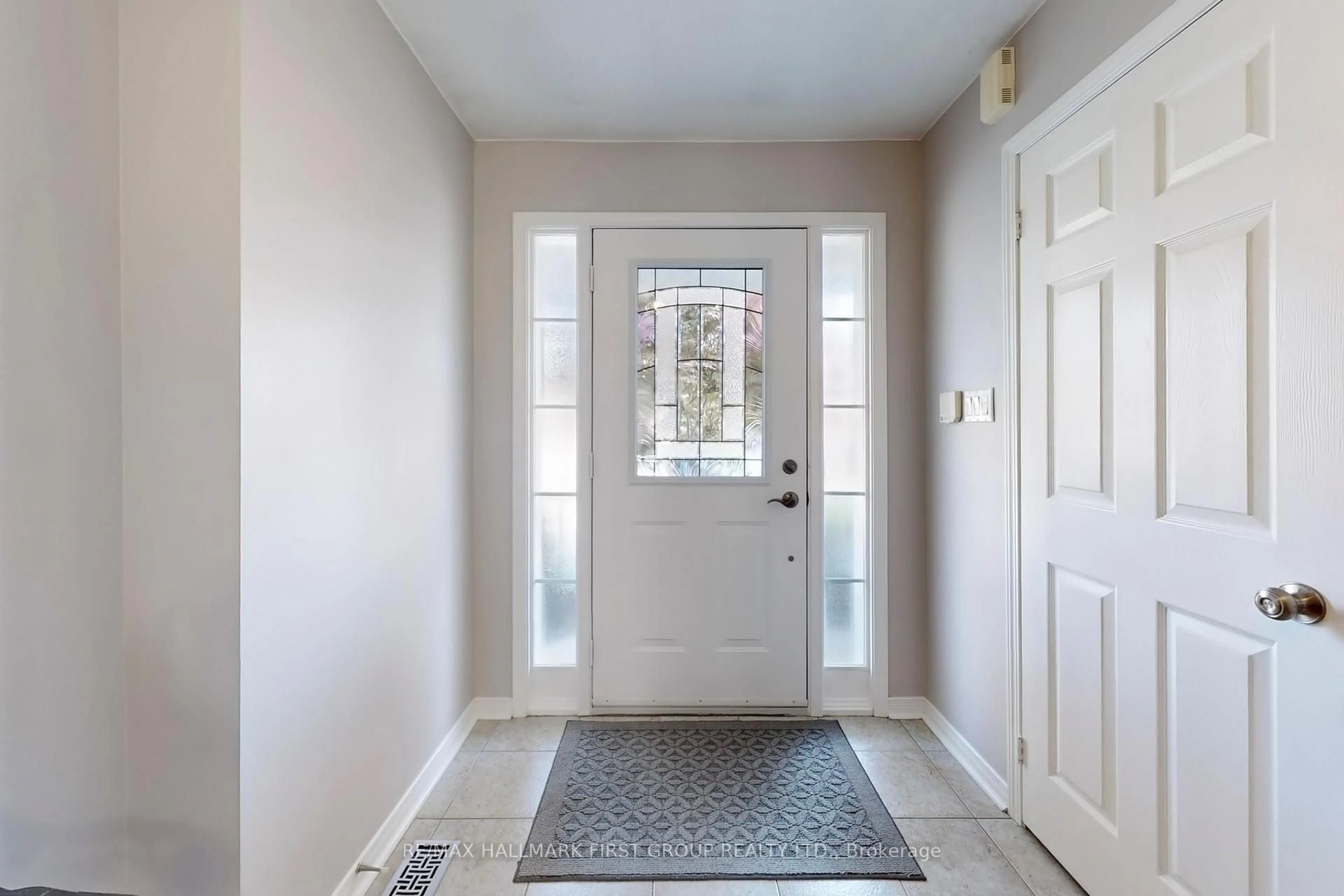 Indoor entryway for 727 Sunbird Tr, Pickering Ontario L1X 2X5