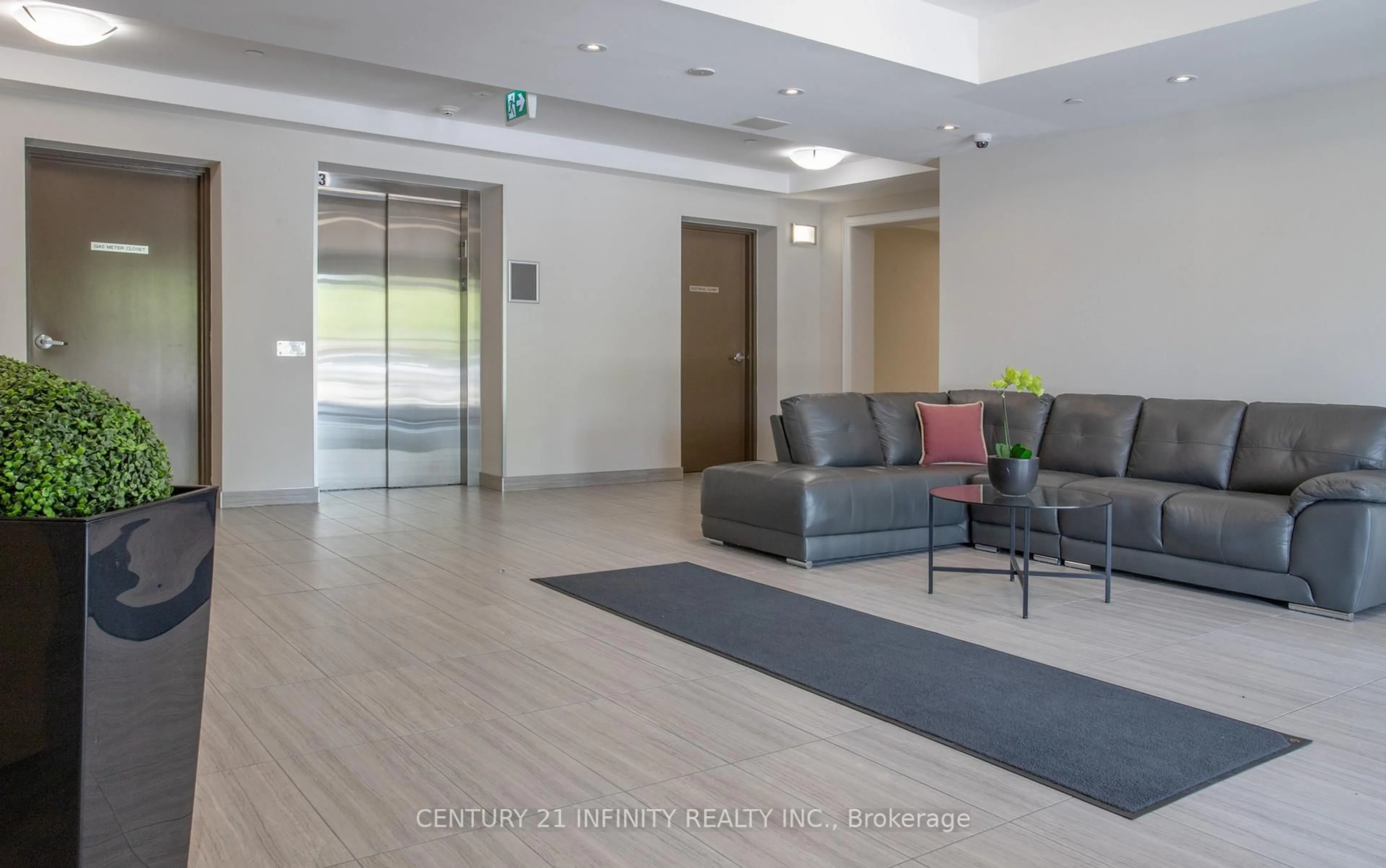 Indoor foyer for 80 Aspen Springs Dr #201, Clarington Ontario L1C 0V4