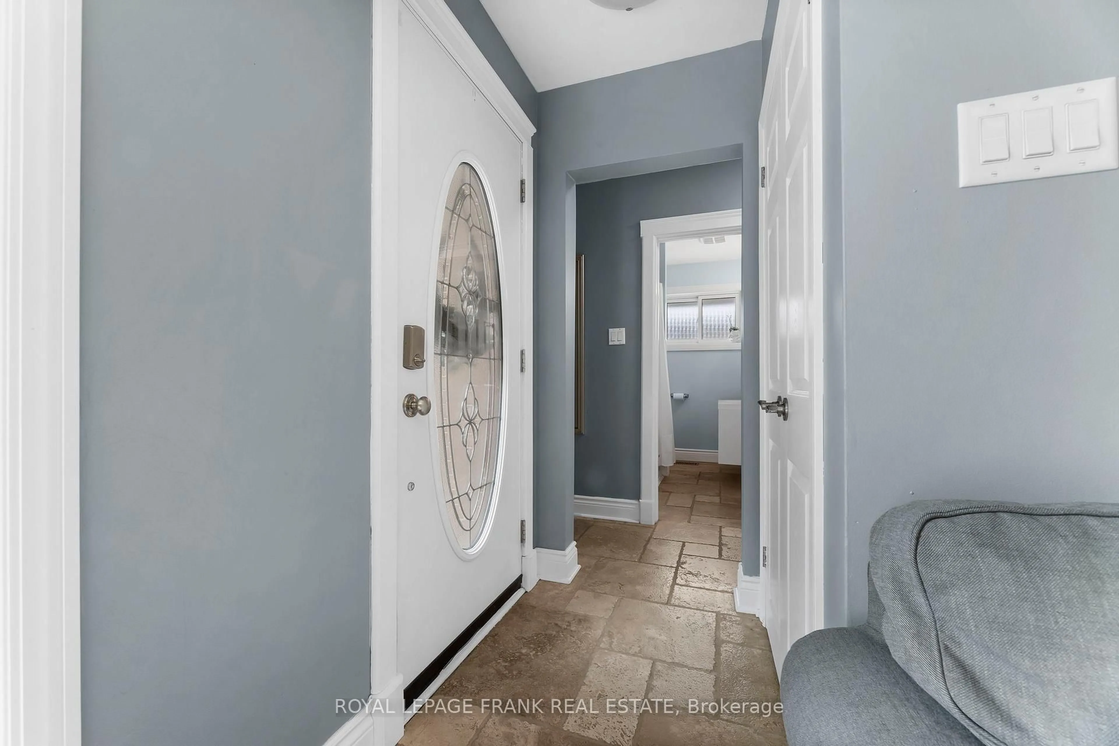 Indoor entryway for 139 Melrose St, Oshawa Ontario L1H 6Y3