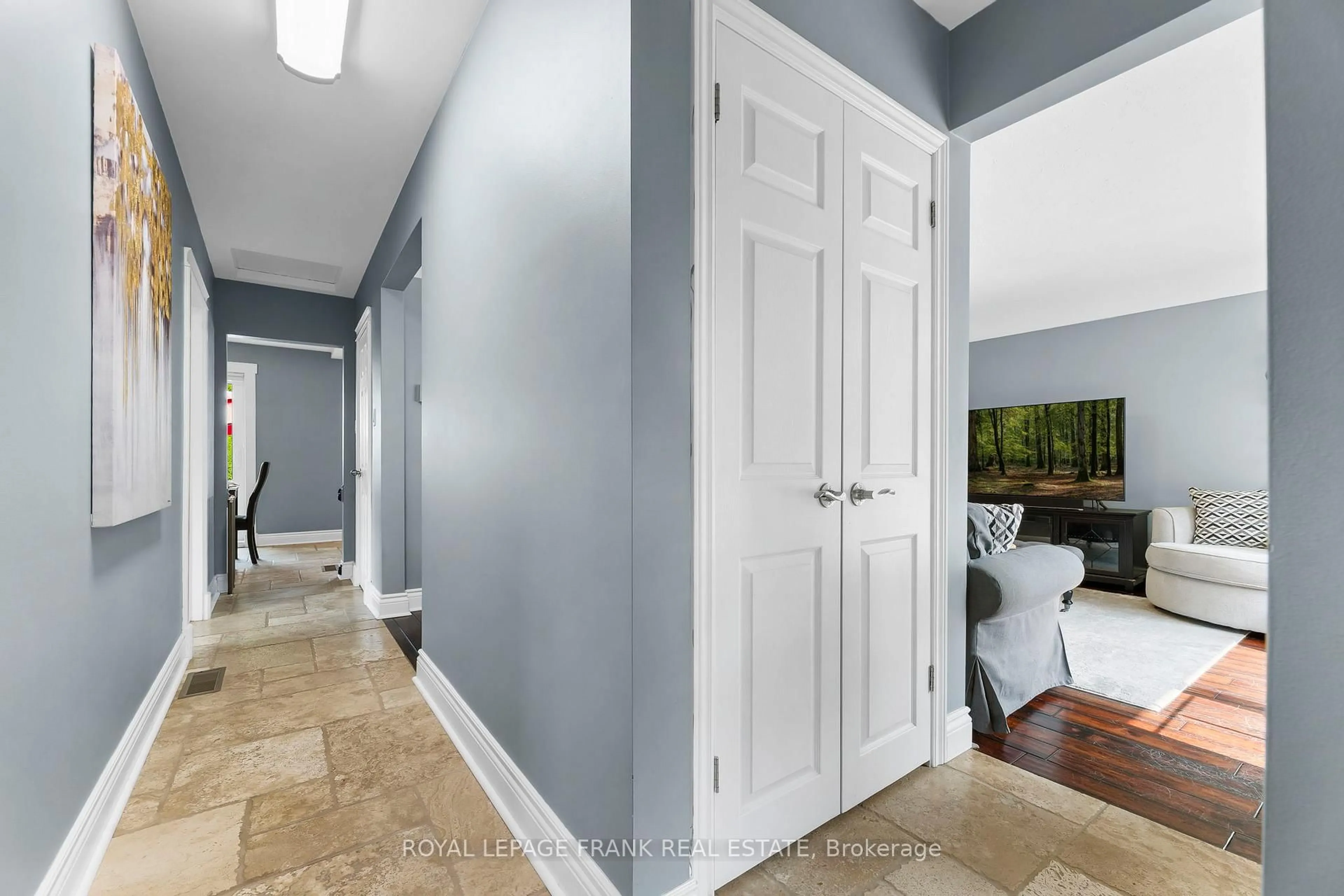 Indoor entryway for 139 Melrose St, Oshawa Ontario L1H 6Y3