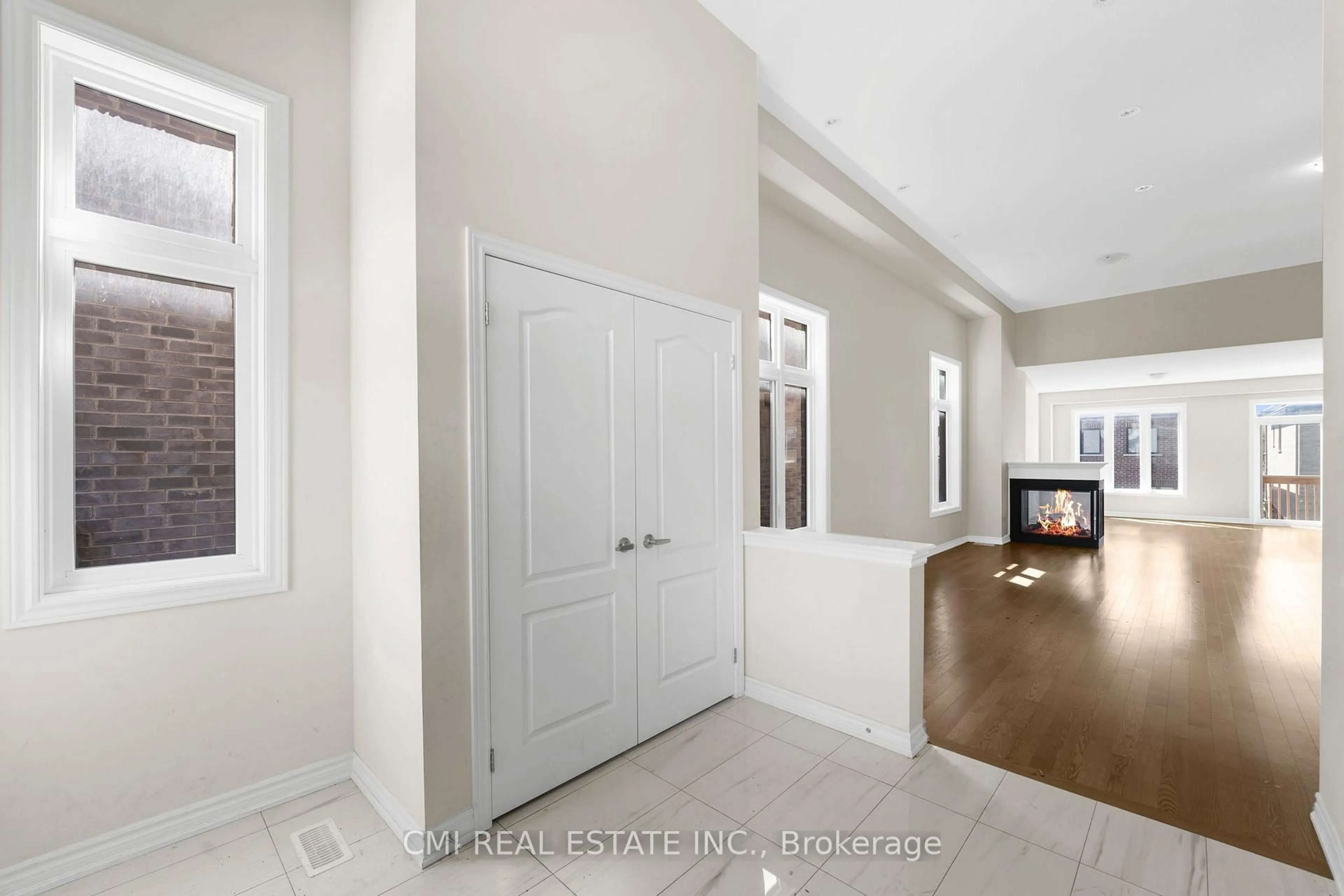 Indoor entryway for 1211 Plymouth Dr, Oshawa Ontario L1H 8L7