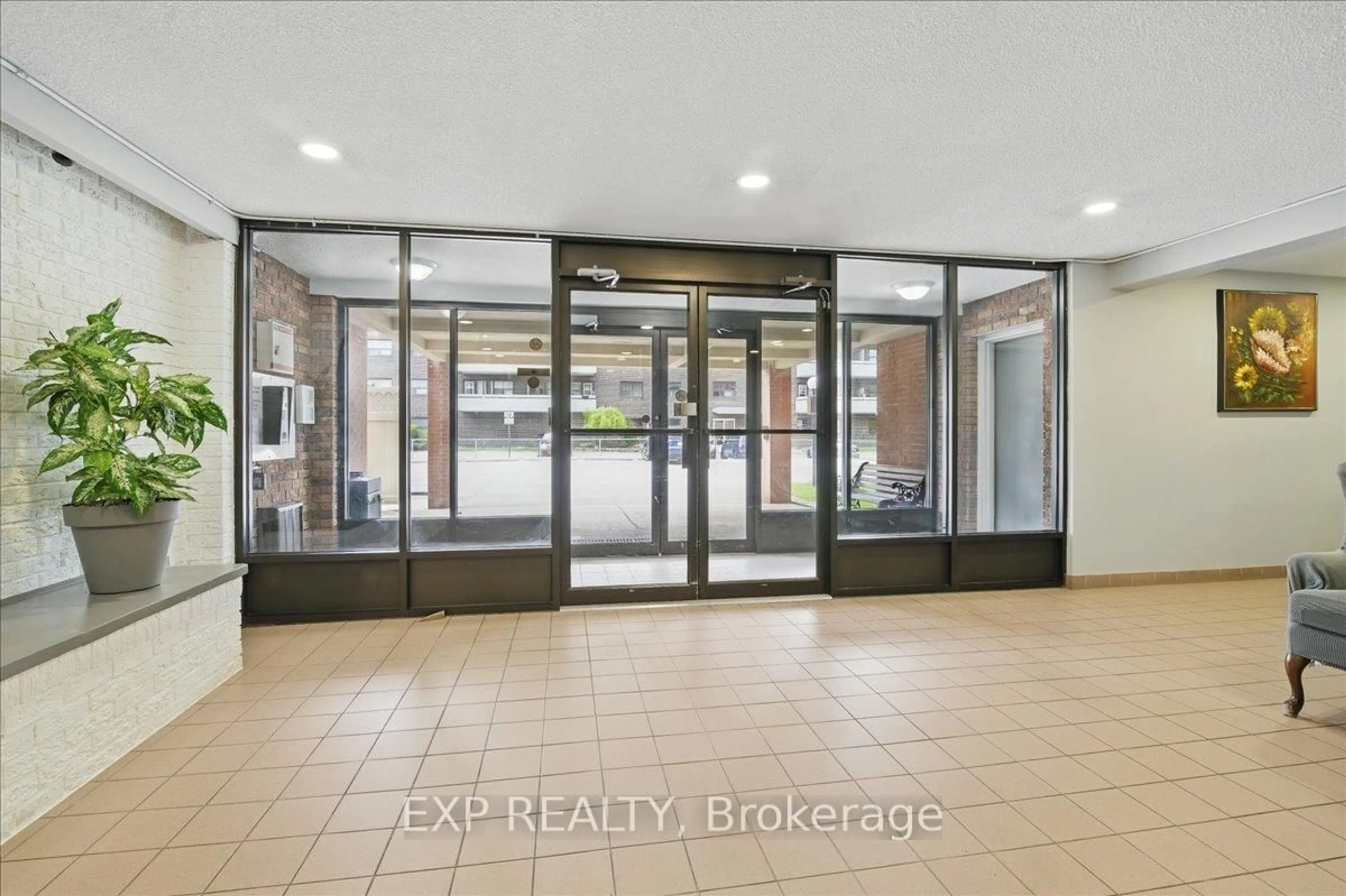 Indoor entryway for 131 Taunton Rd #306, Oshawa Ontario L1G 3T8
