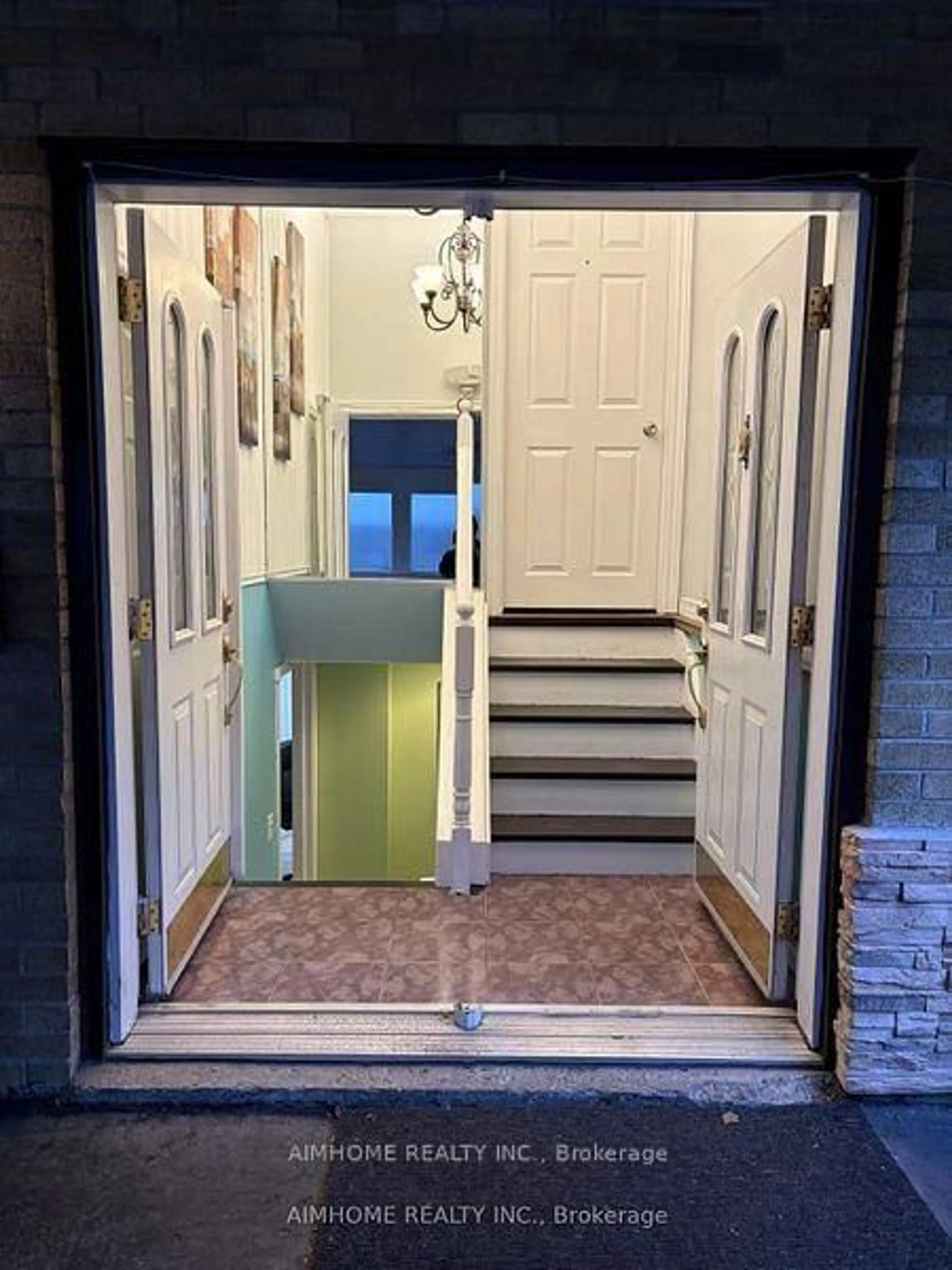 Indoor entryway for 50 Meldazy Dr, Toronto Ontario M1P 4G1