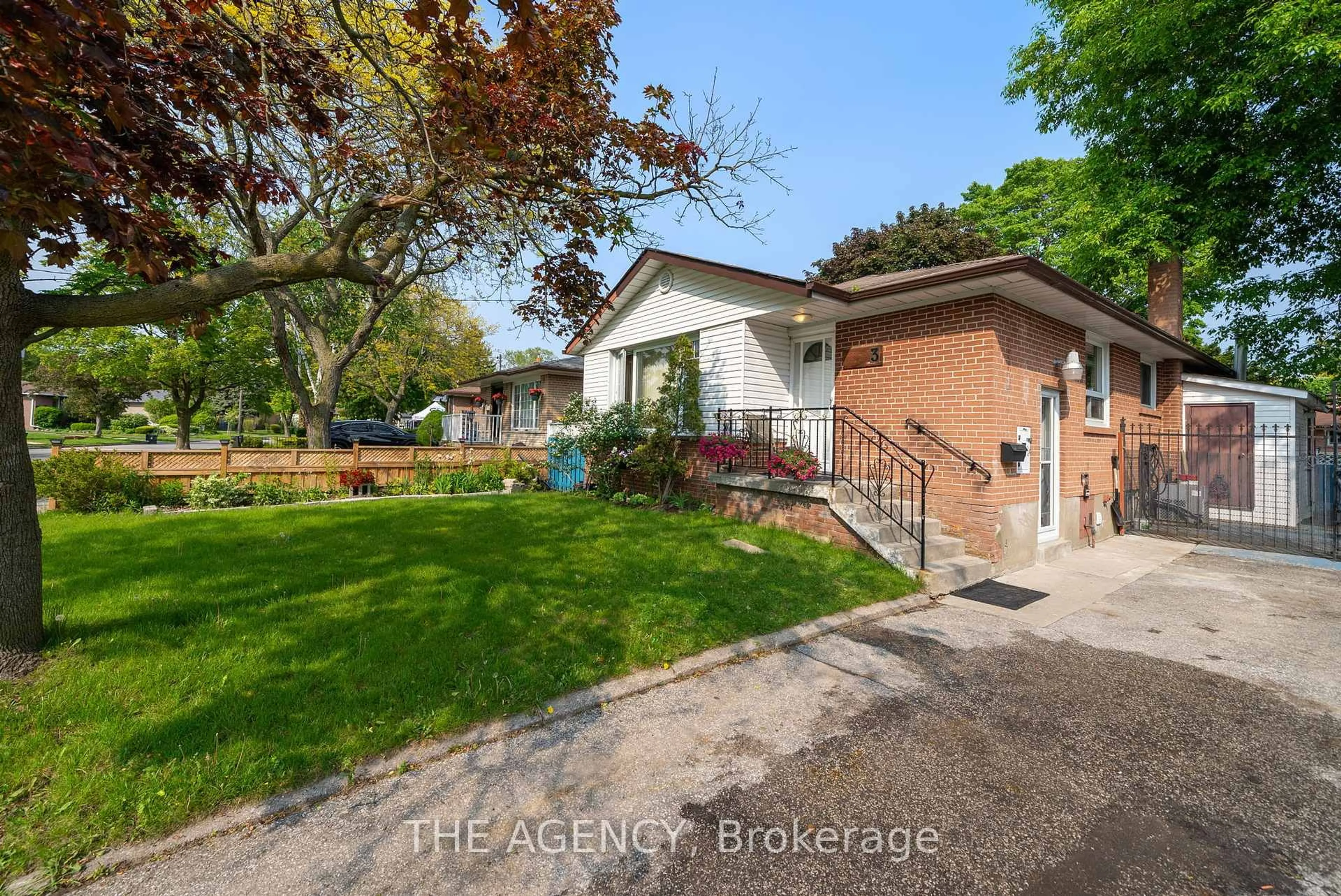 A pic from outside/outdoor area/front of a property/back of a property/a pic from drone, street for 3 Shoreview Dr, Toronto Ontario M1E 3R1