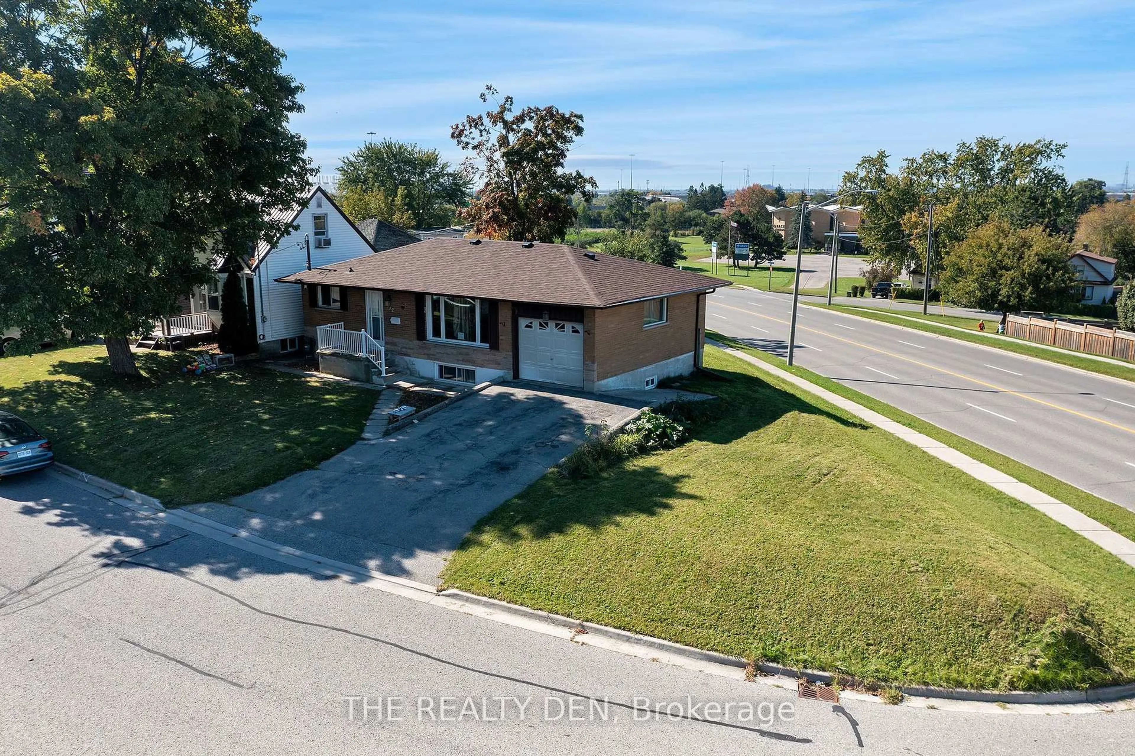 A pic from outside/outdoor area/front of a property/back of a property/a pic from drone, unknown for 532 Montrave Ave, Oshawa Ontario L1J 4S9