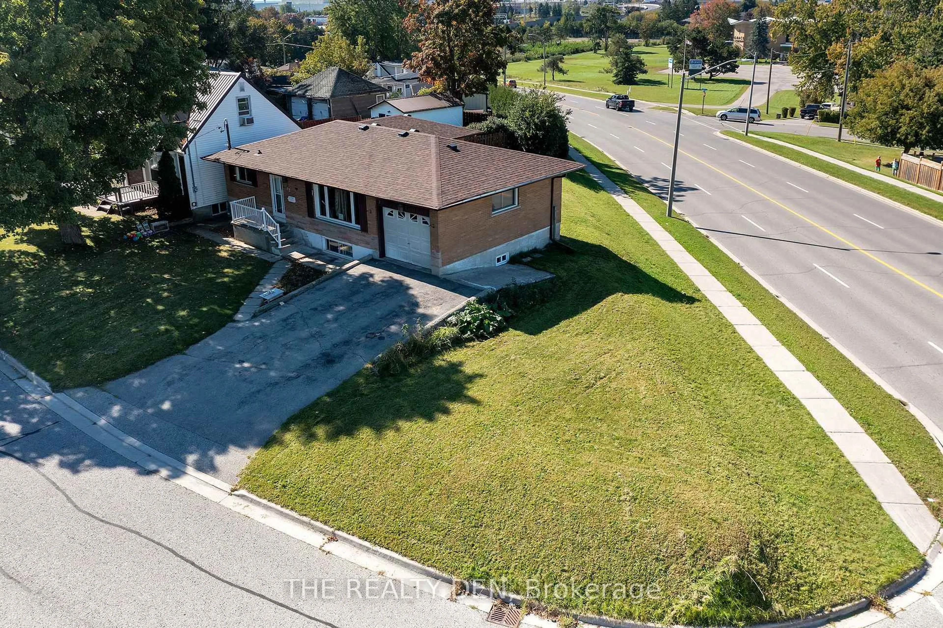 A pic from outside/outdoor area/front of a property/back of a property/a pic from drone, street for 532 Montrave Ave, Oshawa Ontario L1J 4S9