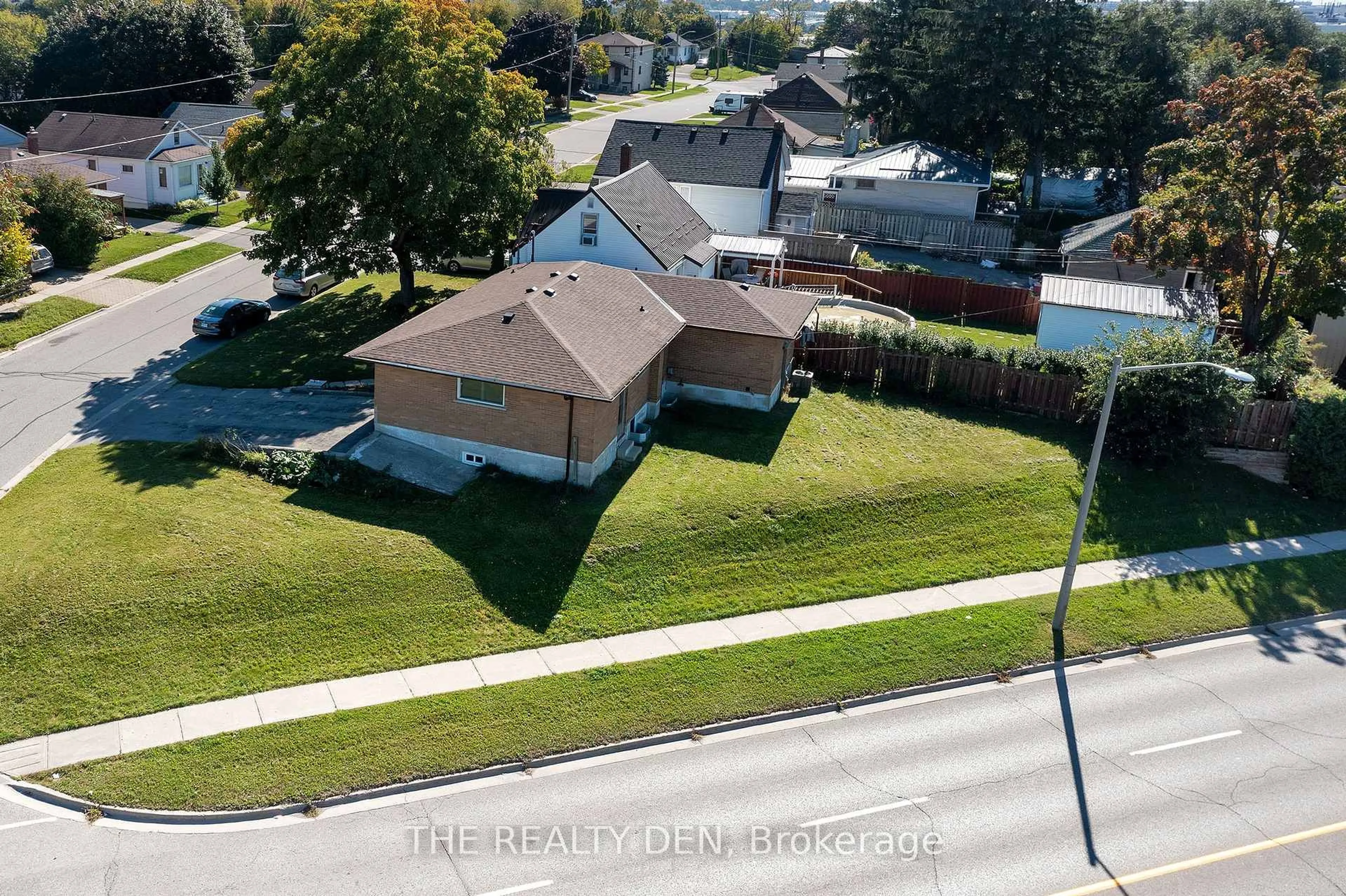 A pic from outside/outdoor area/front of a property/back of a property/a pic from drone, street for 532 Montrave Ave, Oshawa Ontario L1J 4S9