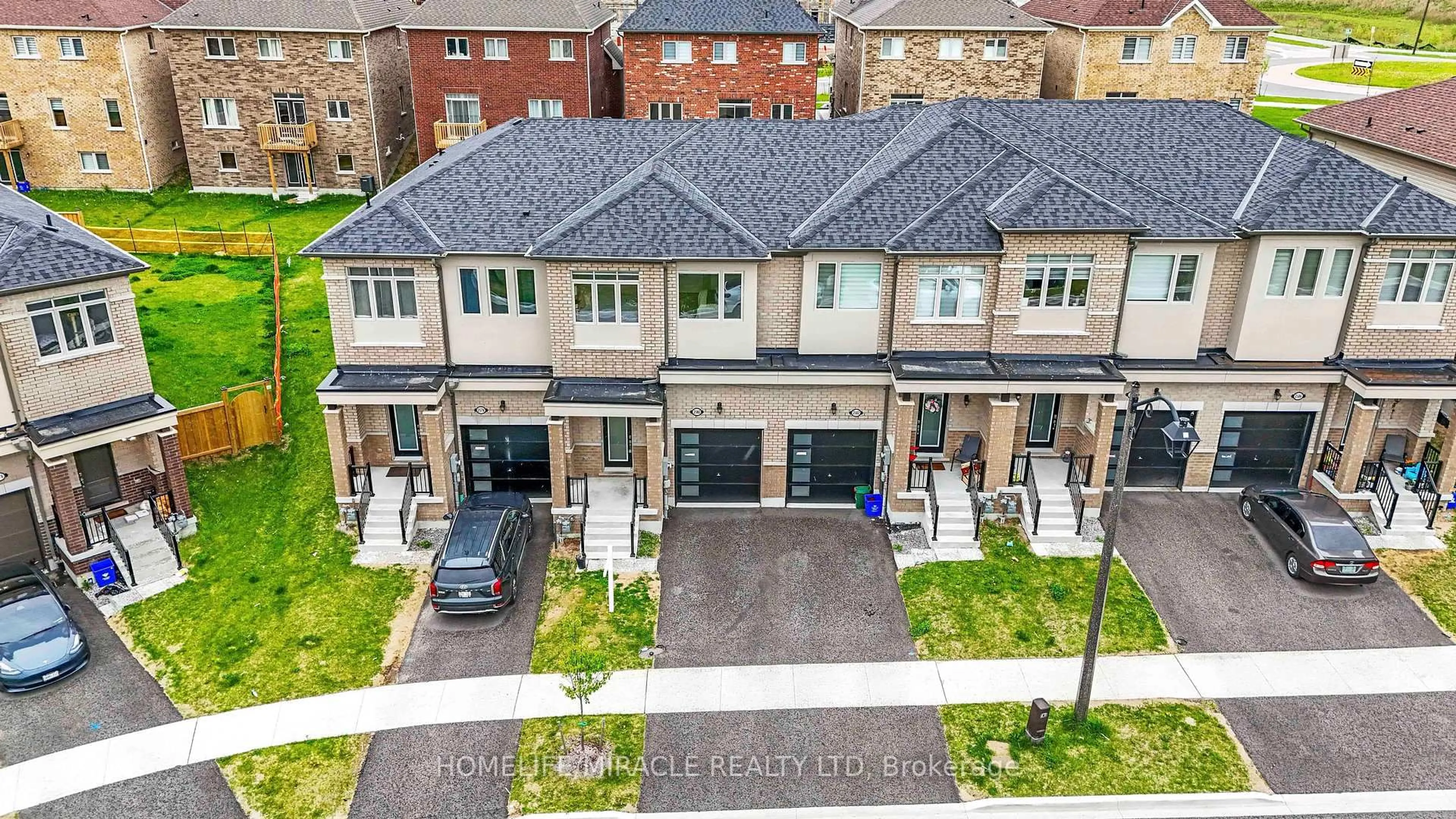 A pic from outside/outdoor area/front of a property/back of a property/a pic from drone, street for 2580 Winter Words Dr, Oshawa Ontario L1L 0S9