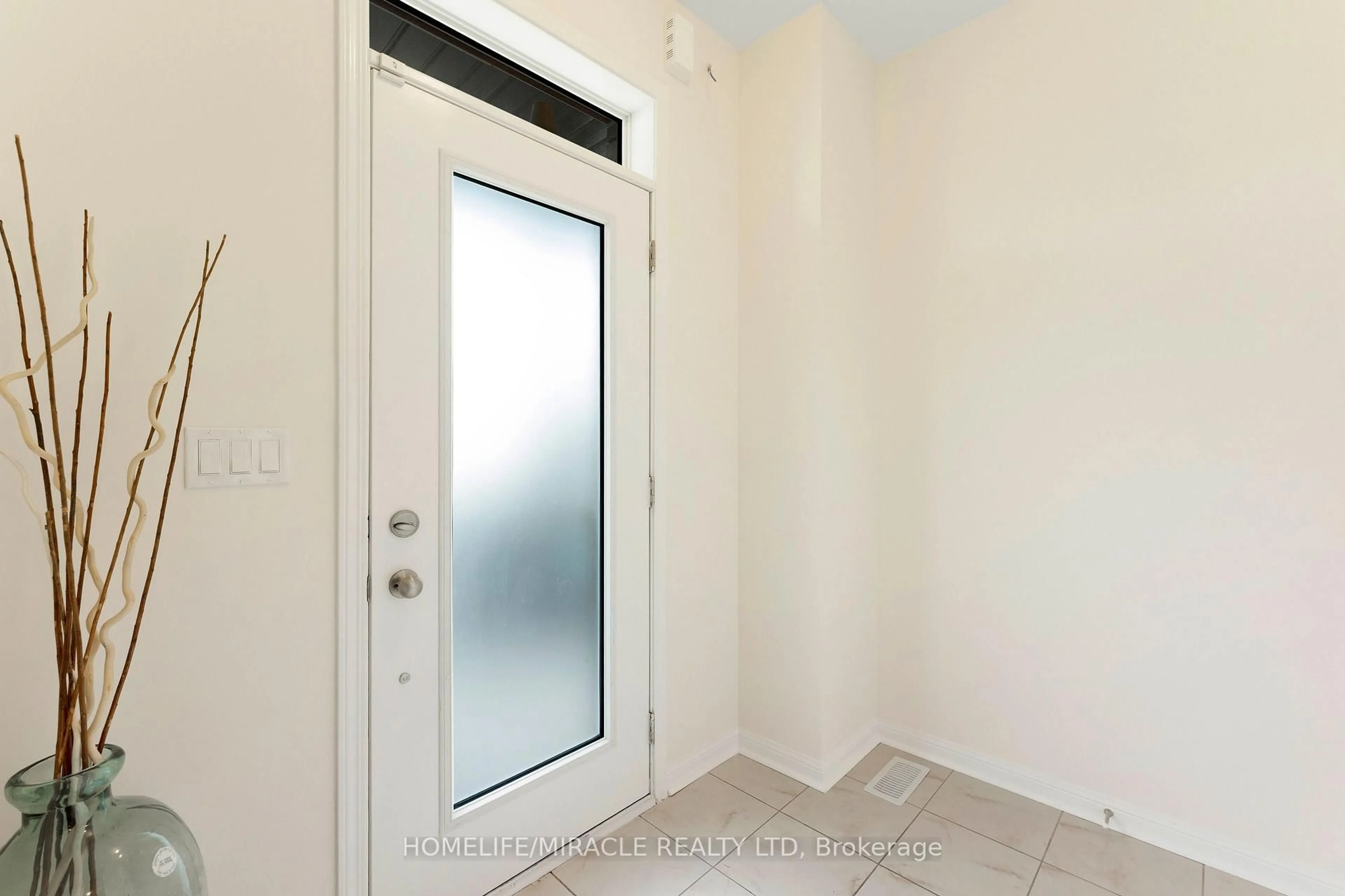 Indoor entryway for 2580 Winter Words Dr, Oshawa Ontario L1L 0S9