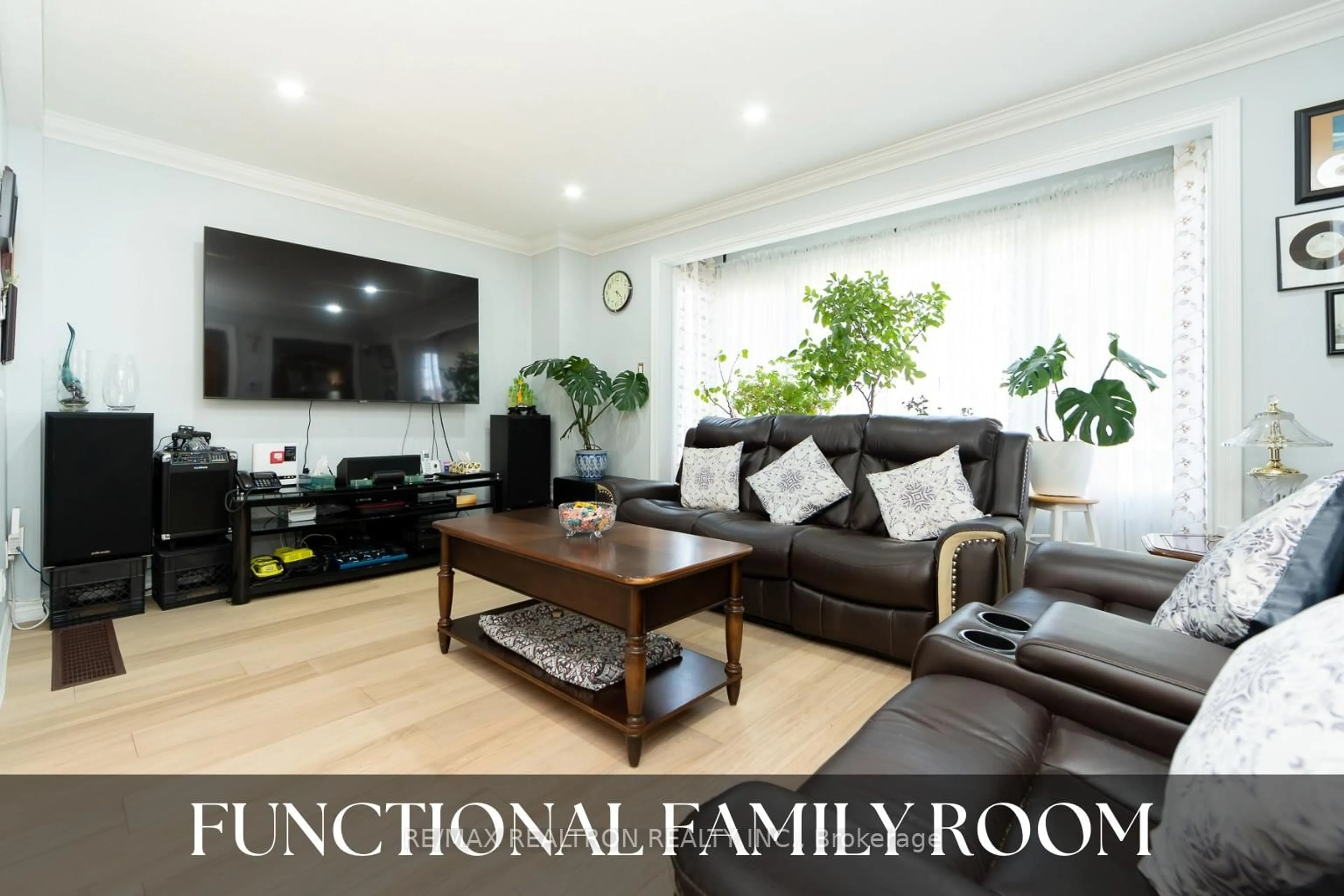 Living room with furniture, wood/laminate floor for 90 Wingarden Crt #190, Toronto Ontario M1B 2K3