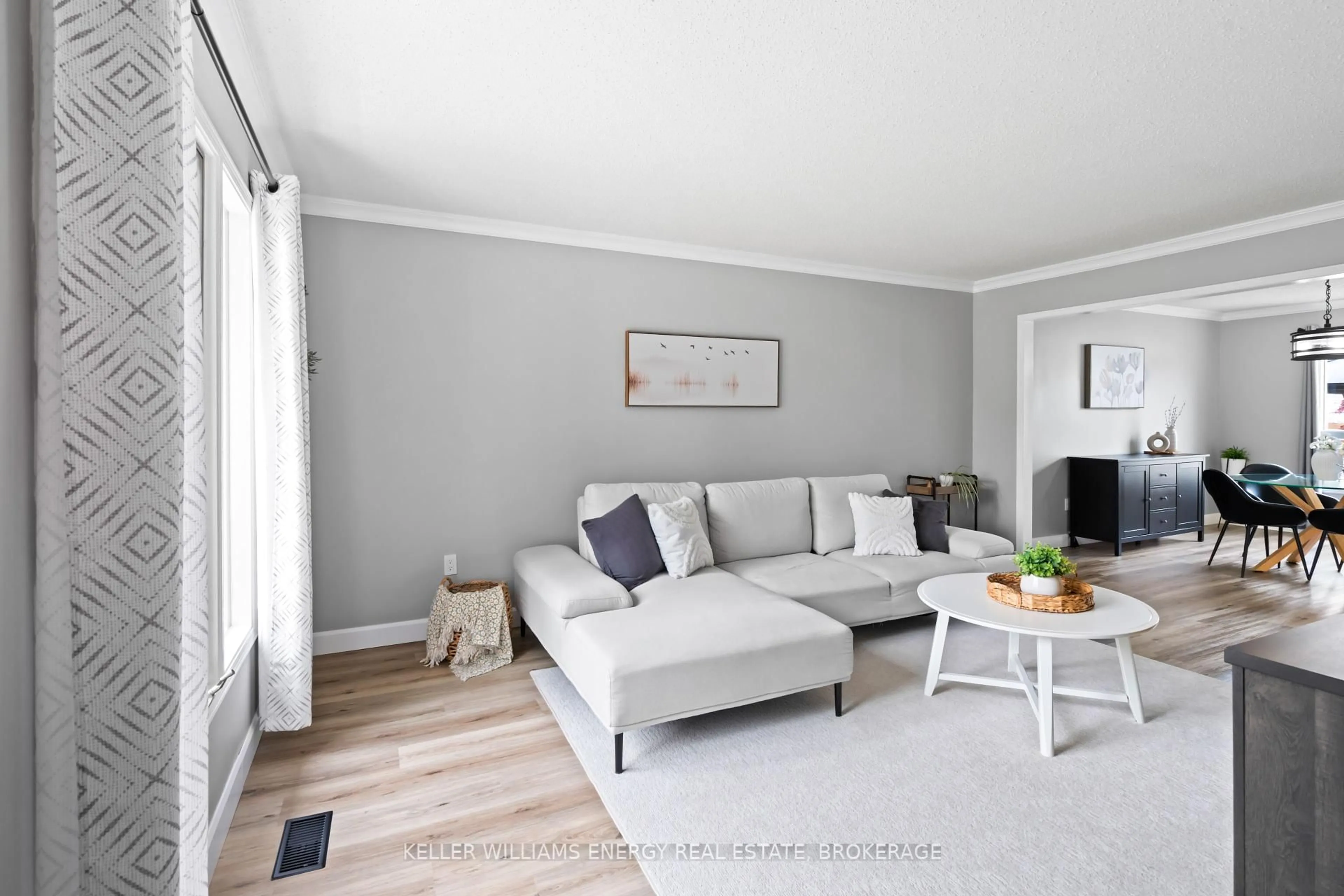 Living room with furniture, unknown for 55 Strathmanor Dr, Clarington Ontario L1C 4L3