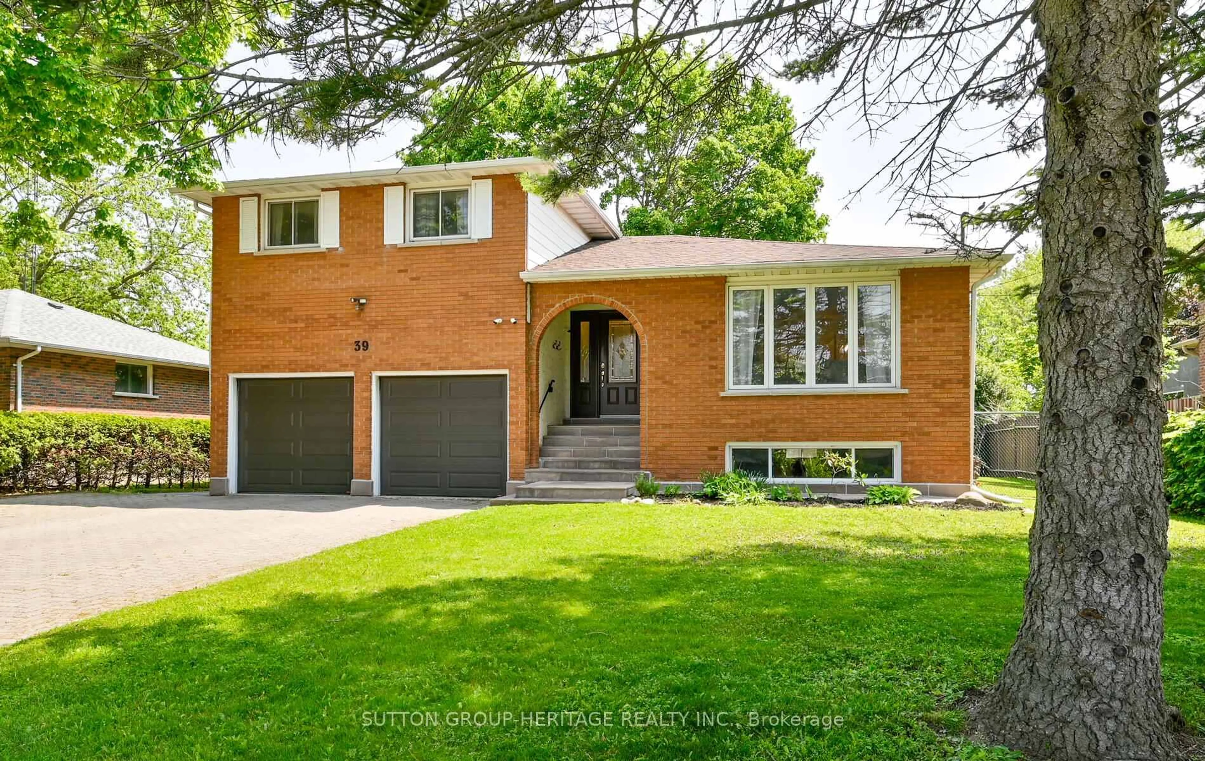 Home with brick exterior material, street for 39 Scott St, Whitby Ontario L1N 3L2