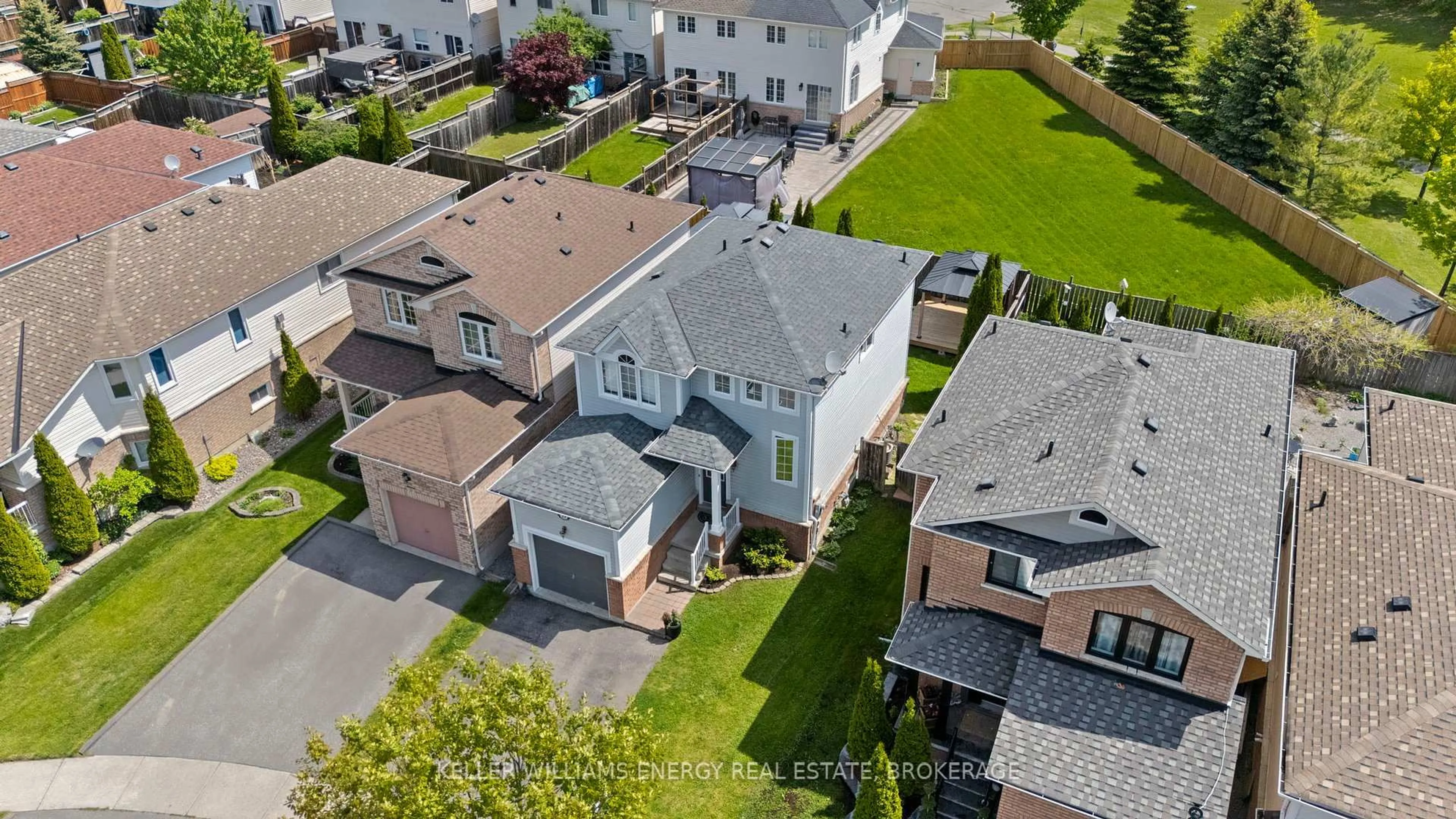 A pic from outside/outdoor area/front of a property/back of a property/a pic from drone, street for 29 Barlow Crt, Clarington Ontario L1C 5G5
