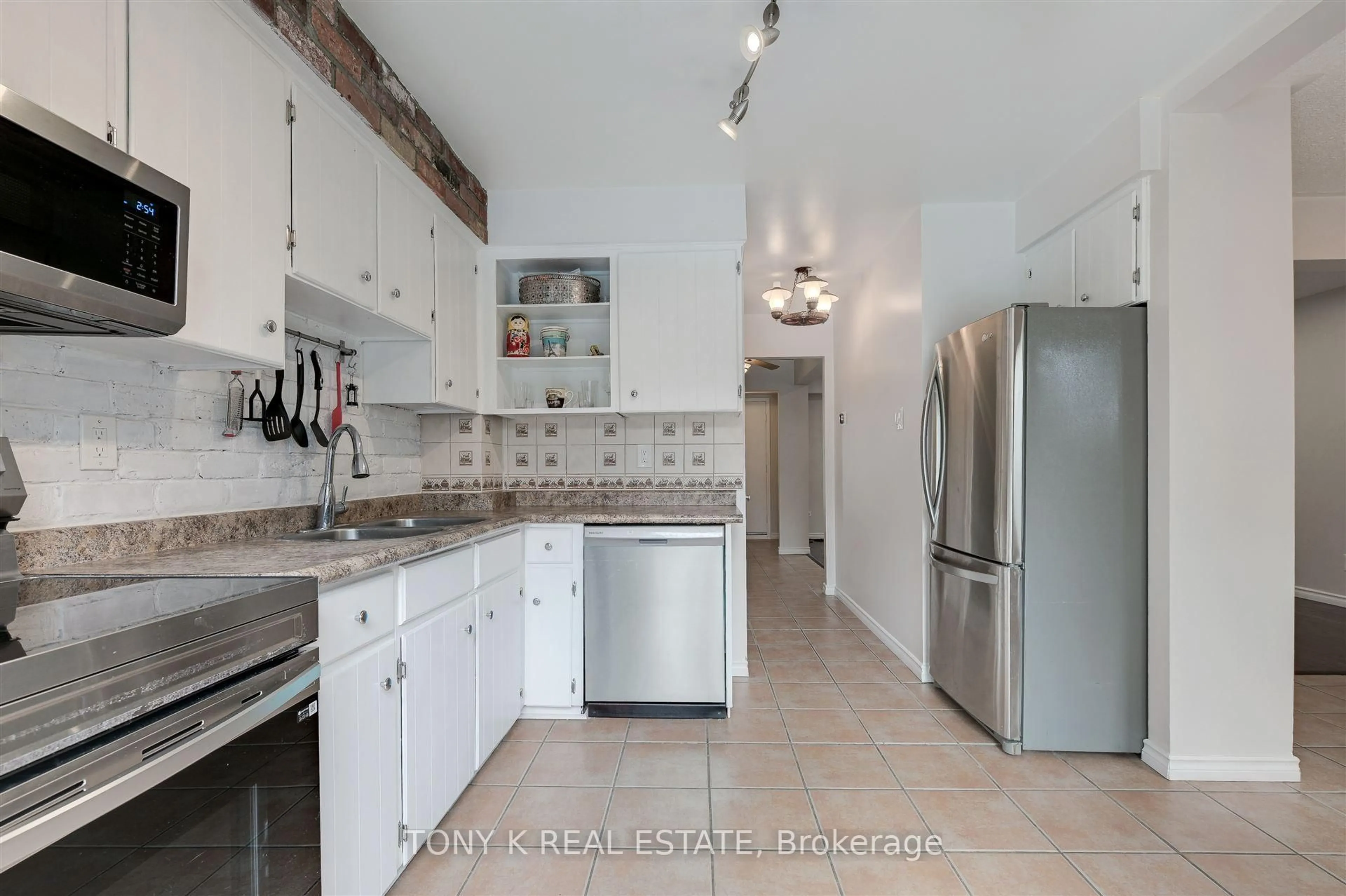 Open concept kitchen, ceramic/tile floor for 6 Mozart Crt, Whitby Ontario L1N 5N5