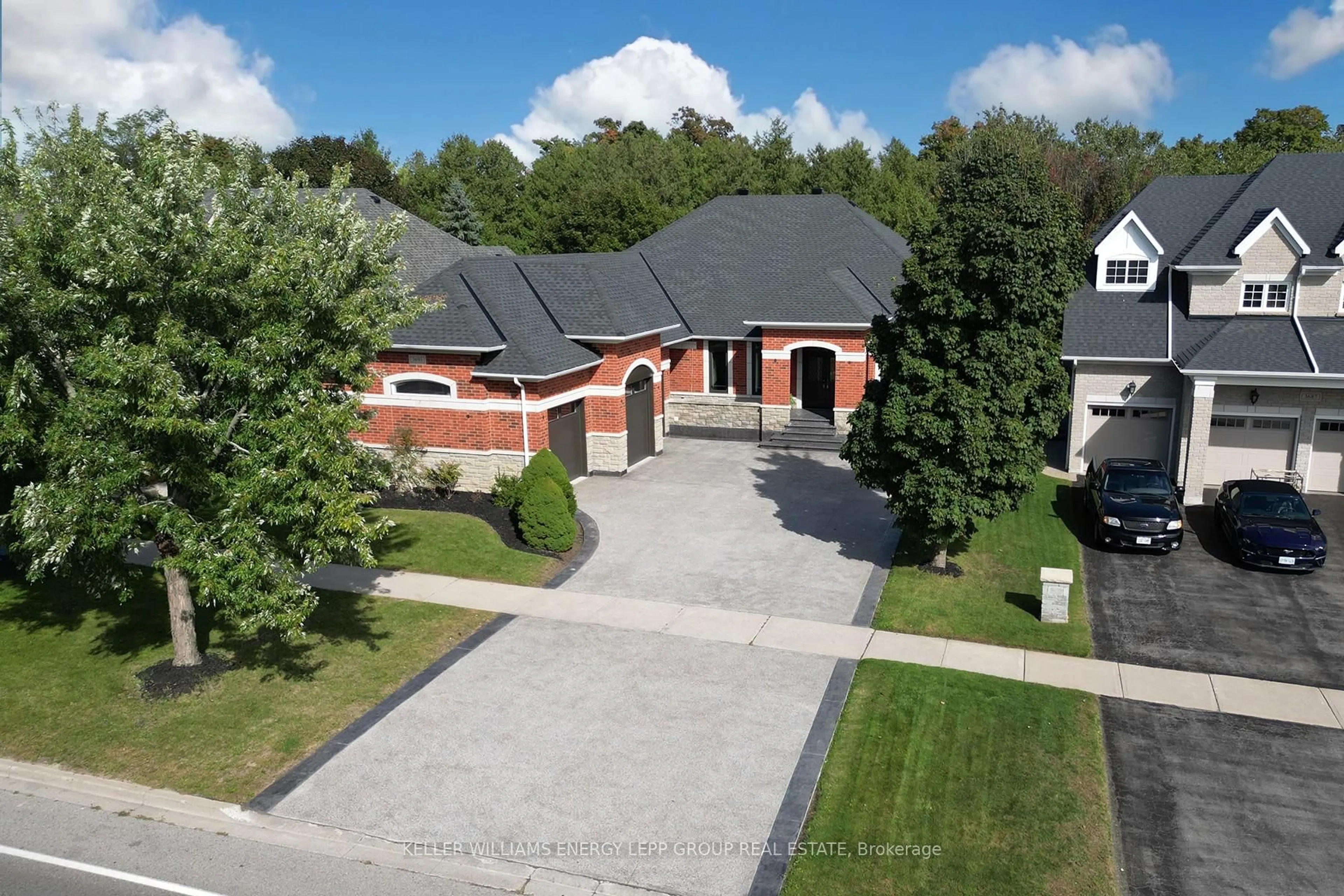 A pic from outside/outdoor area/front of a property/back of a property/a pic from drone, street for 3693 Cochrane St, Whitby Ontario L1R 2T2