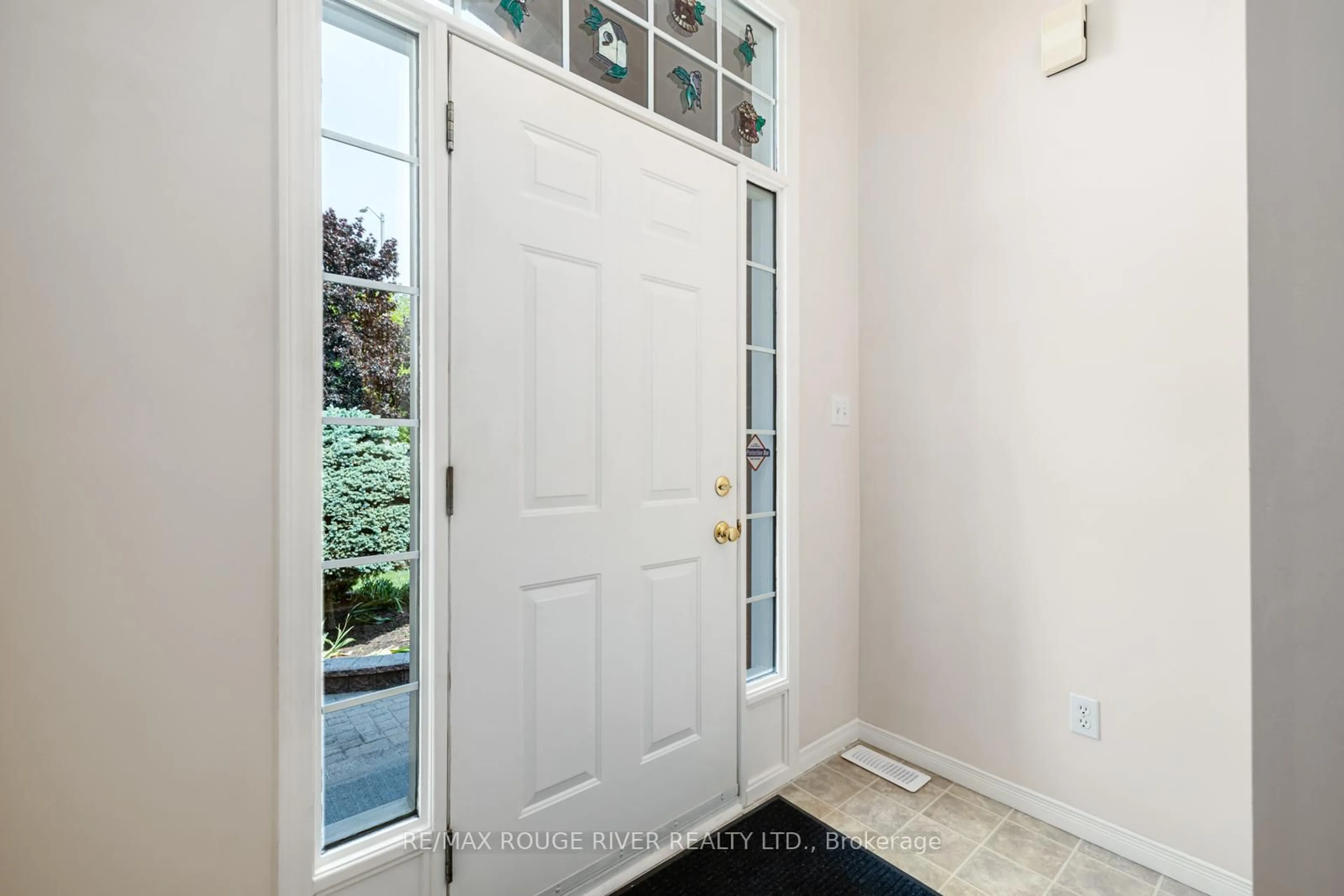 Indoor entryway for 887 Beatrice St, Oshawa Ontario L1K 2H8