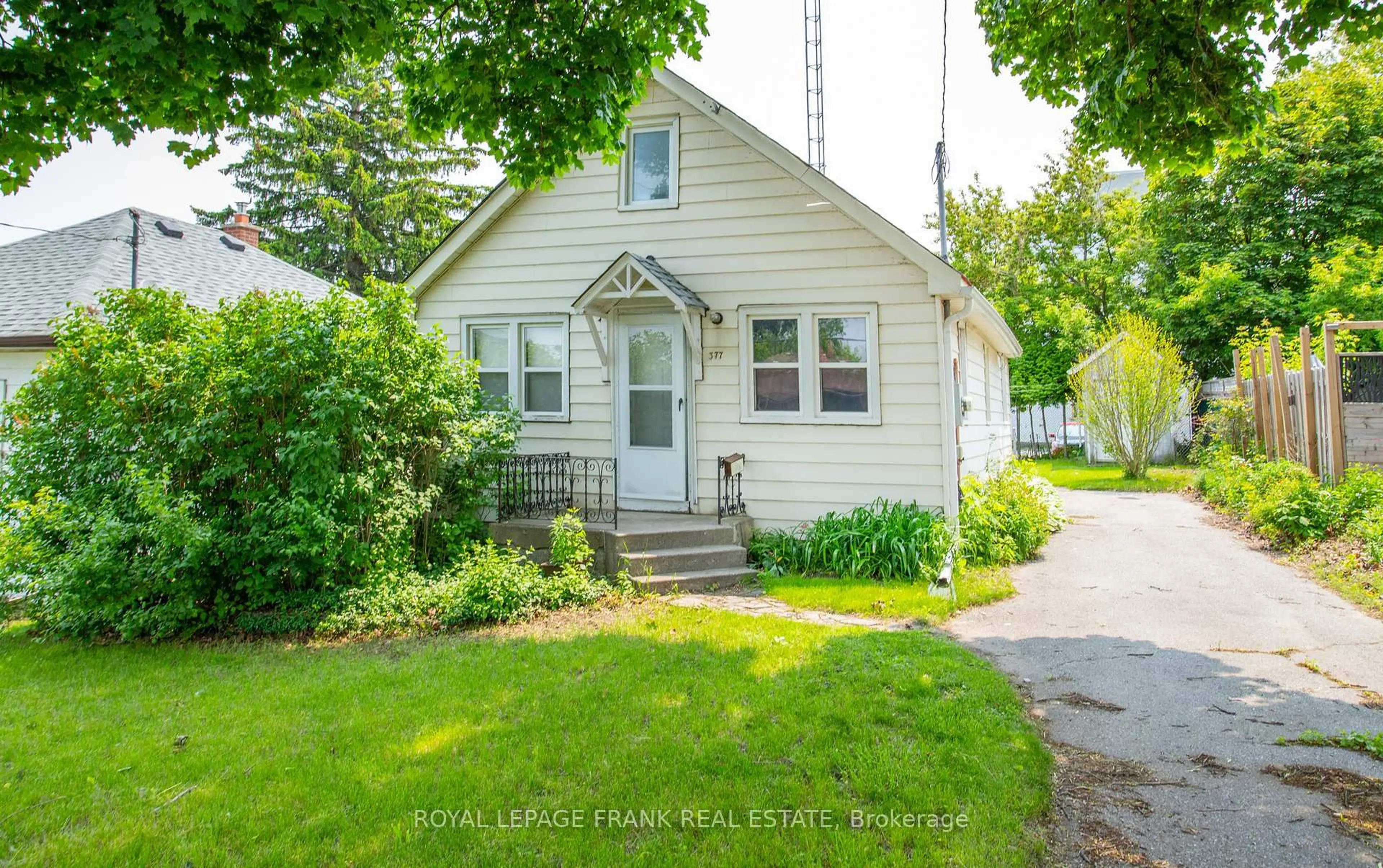 Home with vinyl exterior material, street for 377 Adelaide Ave, Oshawa Ontario L1J 2R7