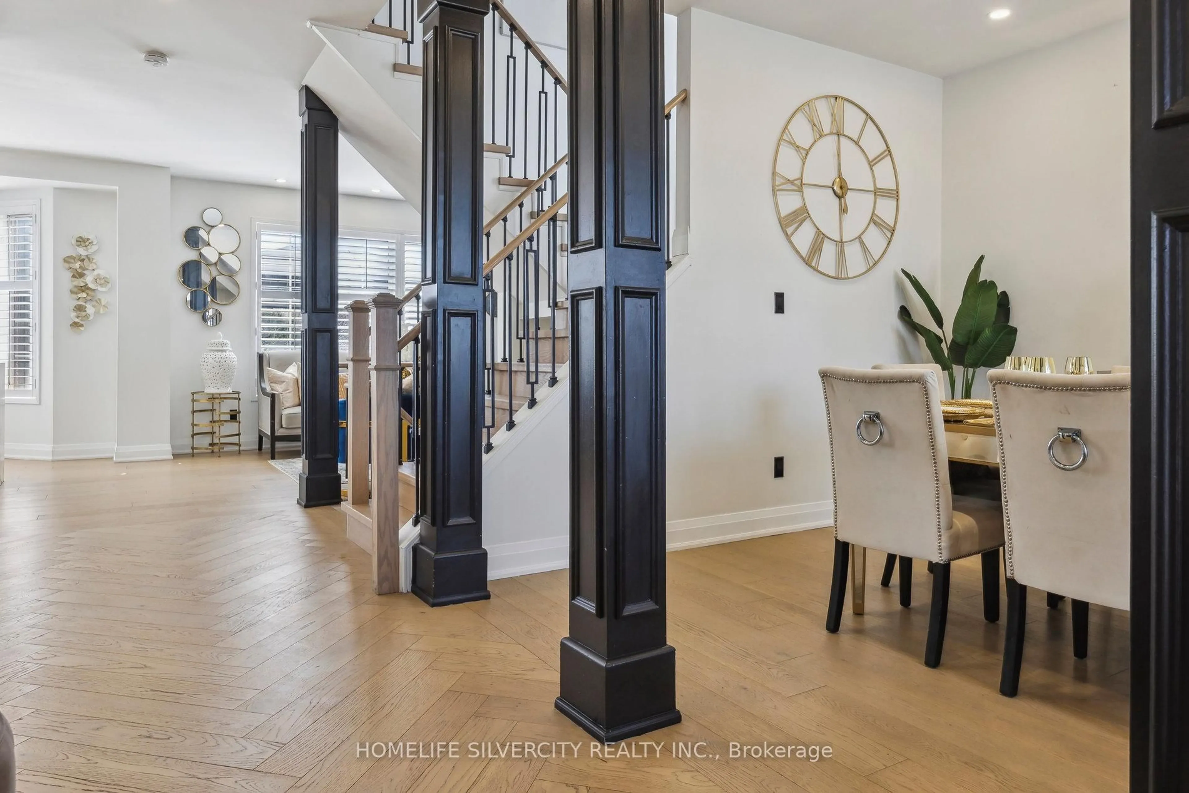 Indoor foyer for 579 Faywood Cres, Oshawa Ontario L1K 2S4