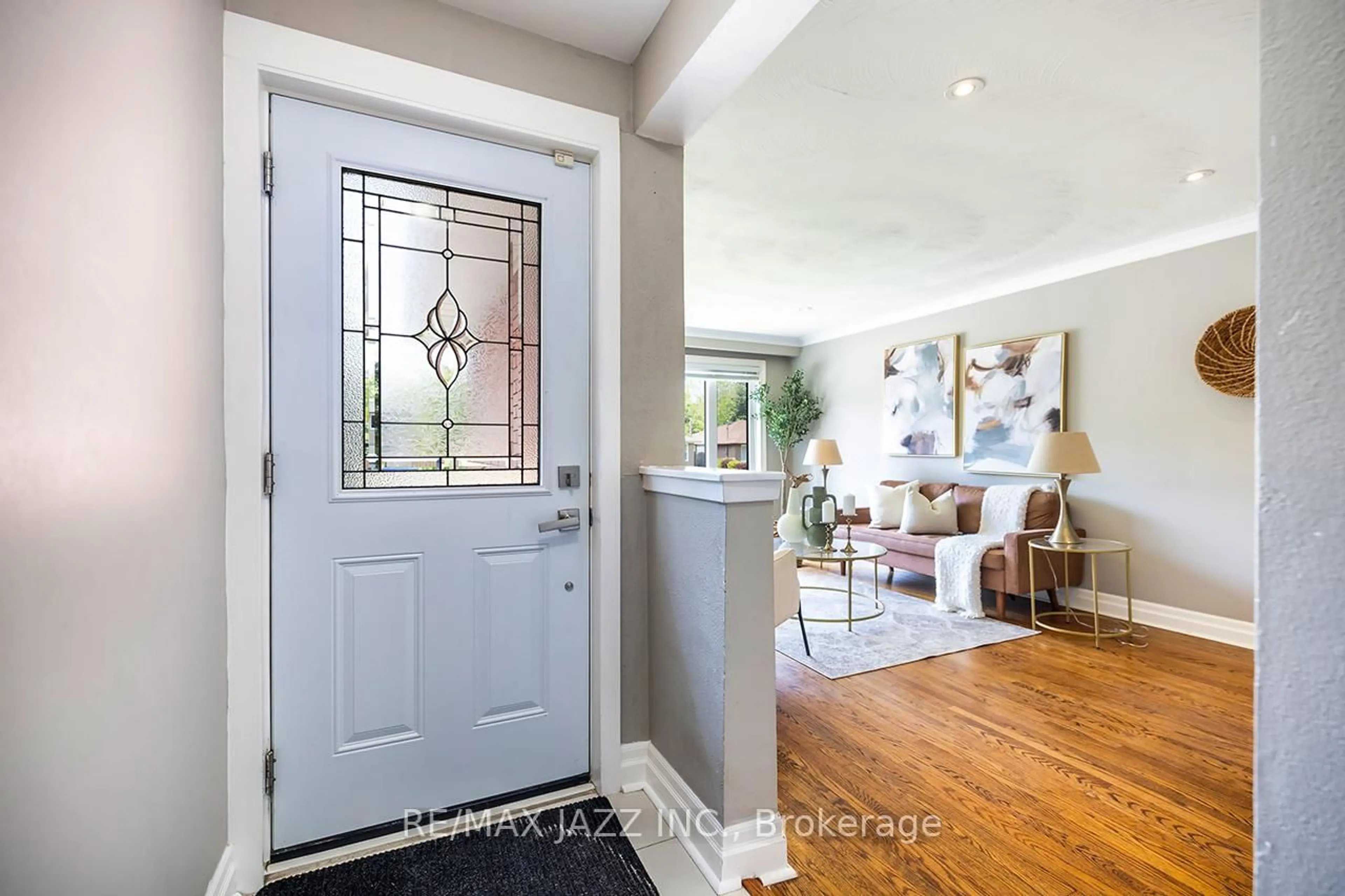Indoor entryway for 145 Lupin Dr, Whitby Ontario L1N 1X9