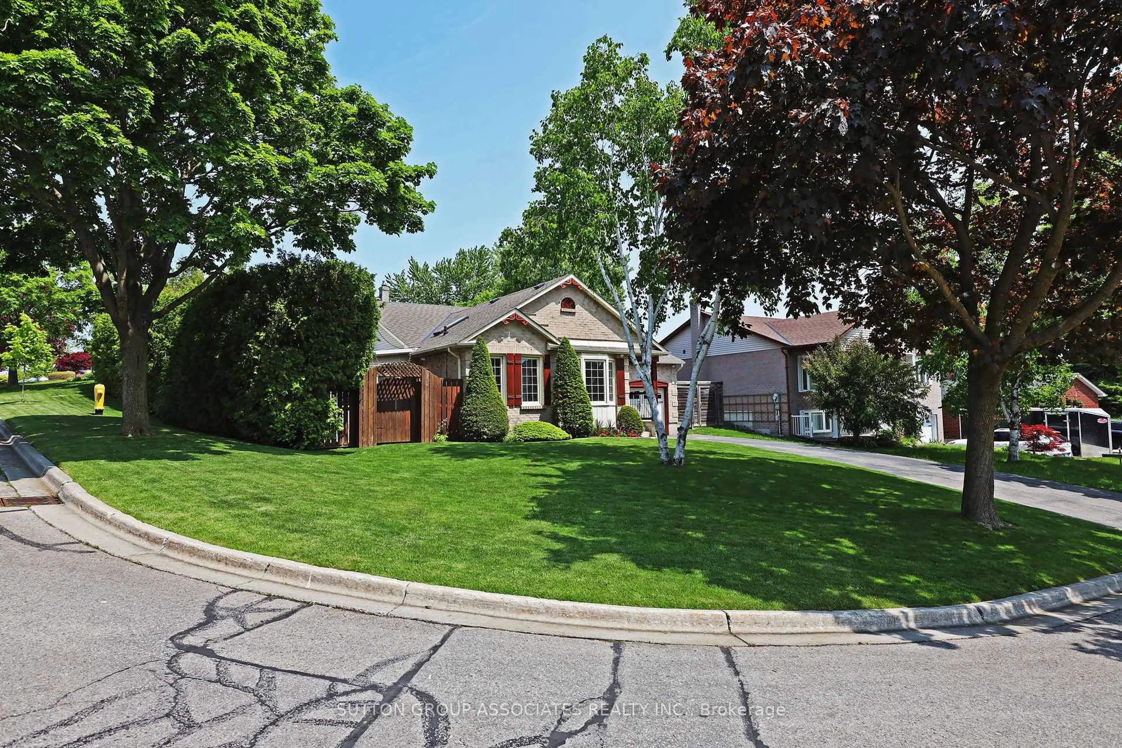 A pic from outside/outdoor area/front of a property/back of a property/a pic from drone, street for 768 Lochness Cres, Oshawa Ontario L1J 7R1