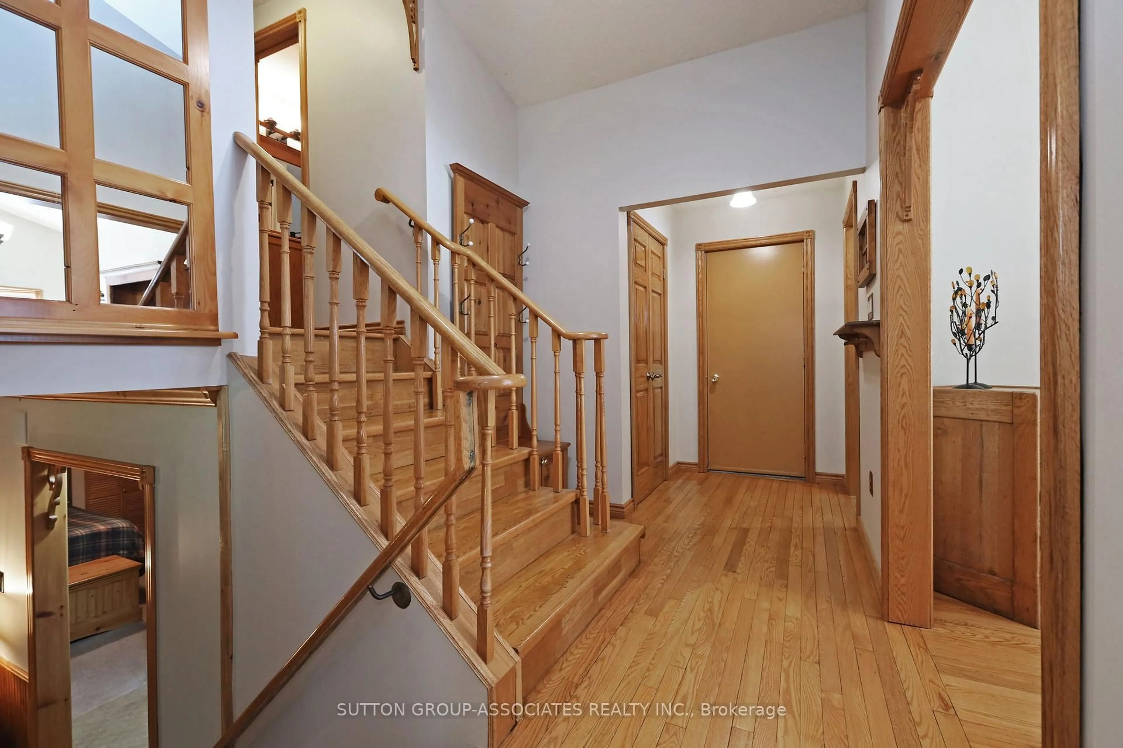 Indoor foyer for 768 Lochness Cres, Oshawa Ontario L1J 7R1