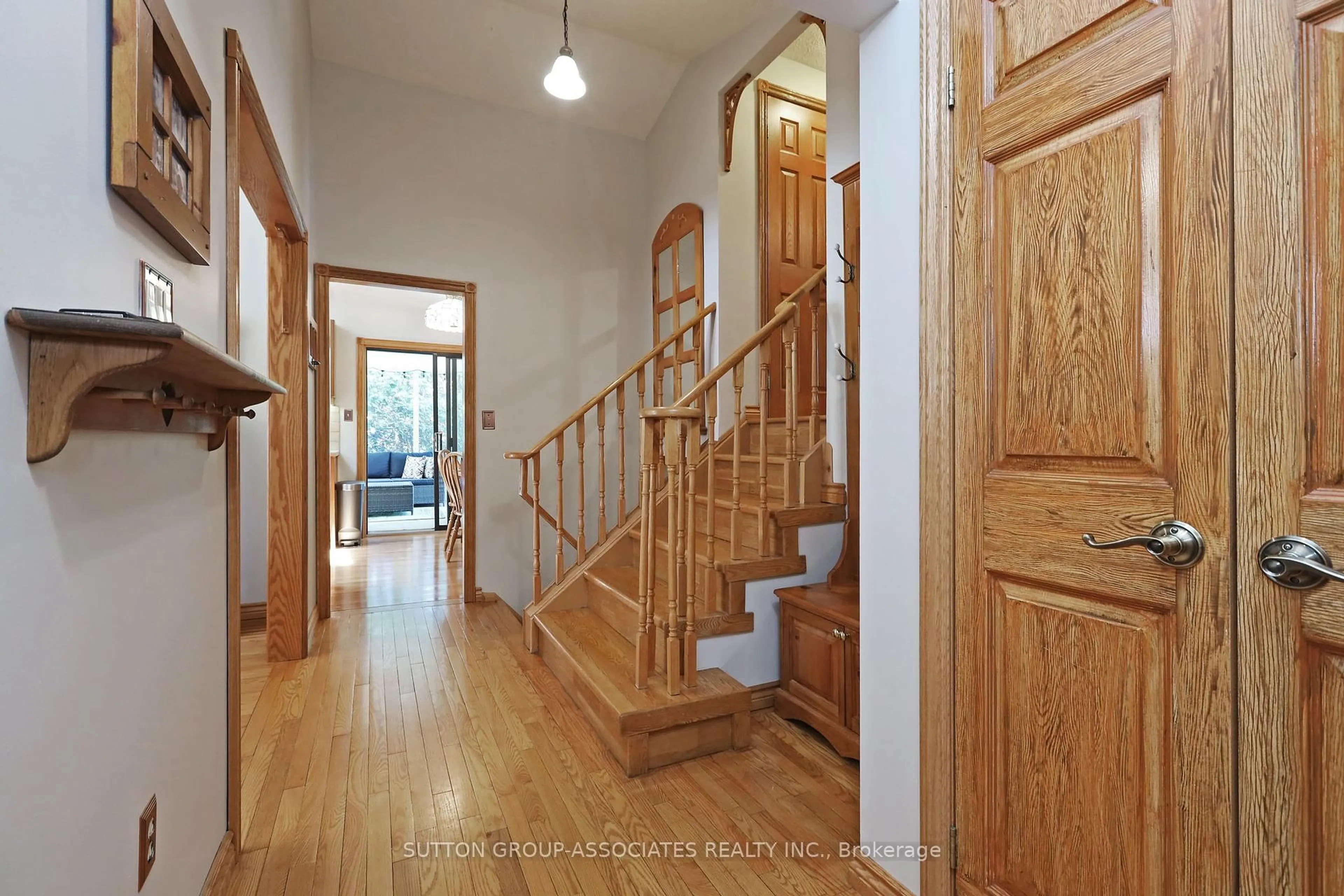 Indoor foyer for 768 Lochness Cres, Oshawa Ontario L1J 7R1
