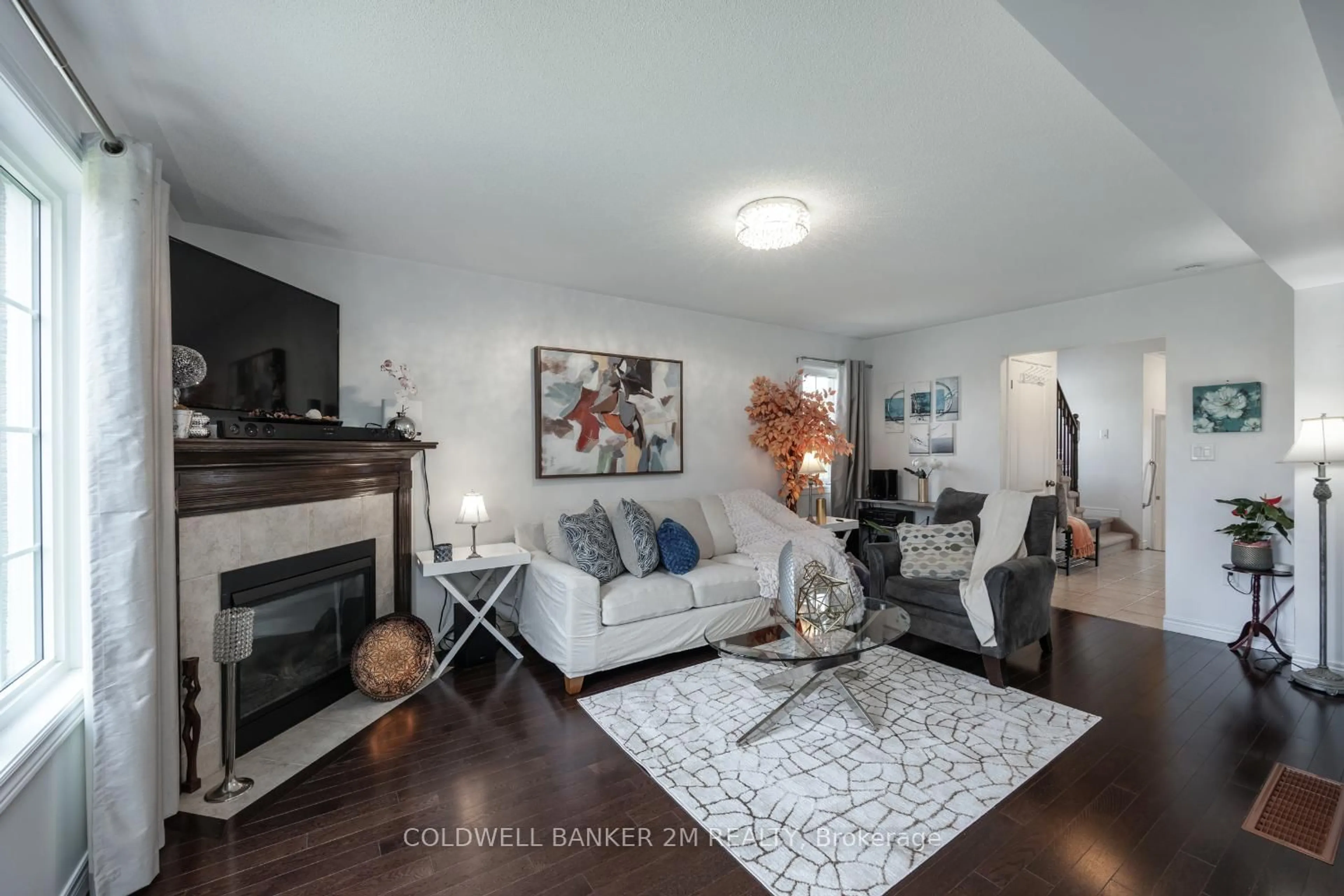 Living room with furniture, wood/laminate floor for 142 Daiseyfield Ave, Clarington Ontario L2W 0H2