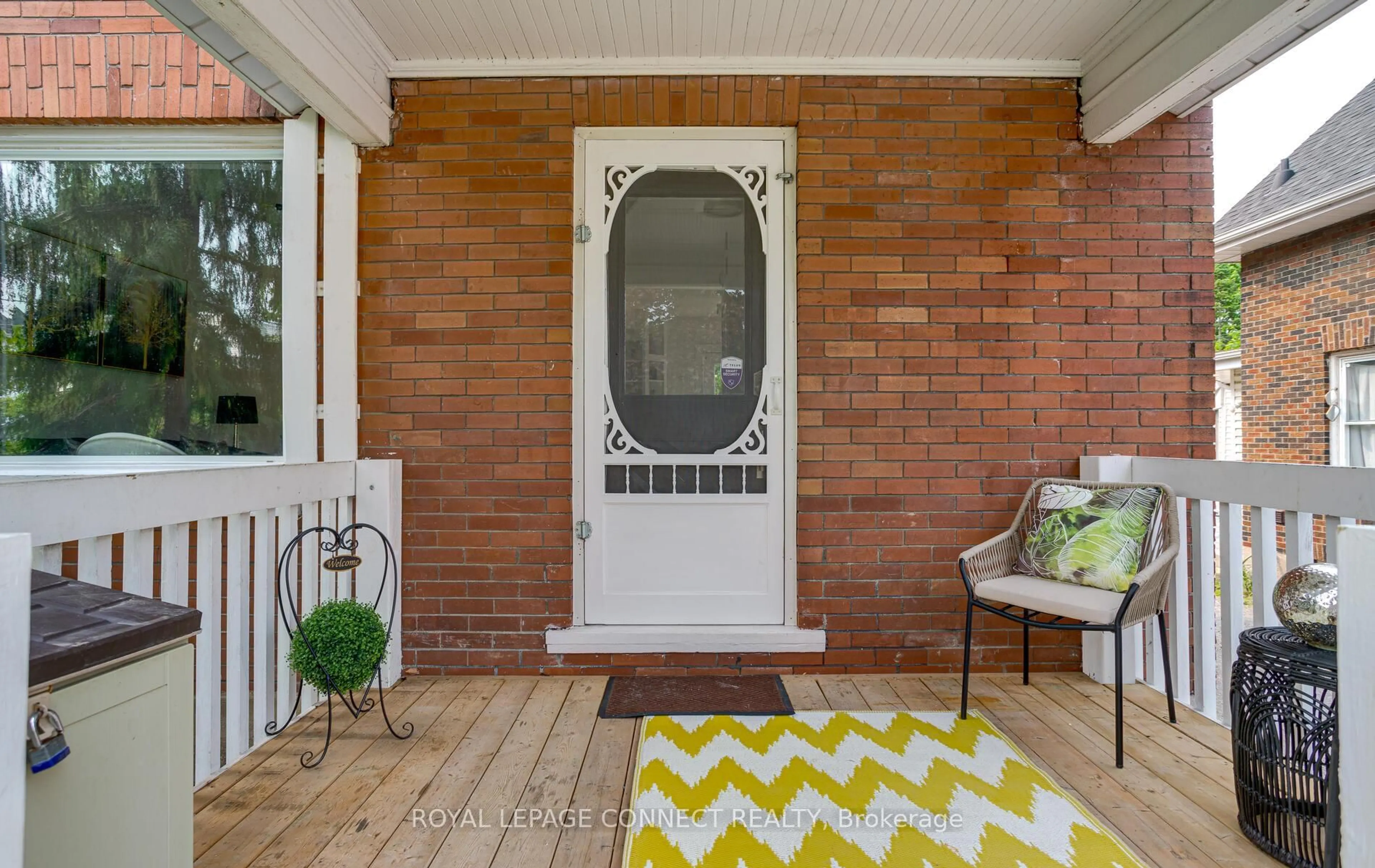 Indoor entryway for 149 Alma St, Oshawa Ontario L1G 2C3
