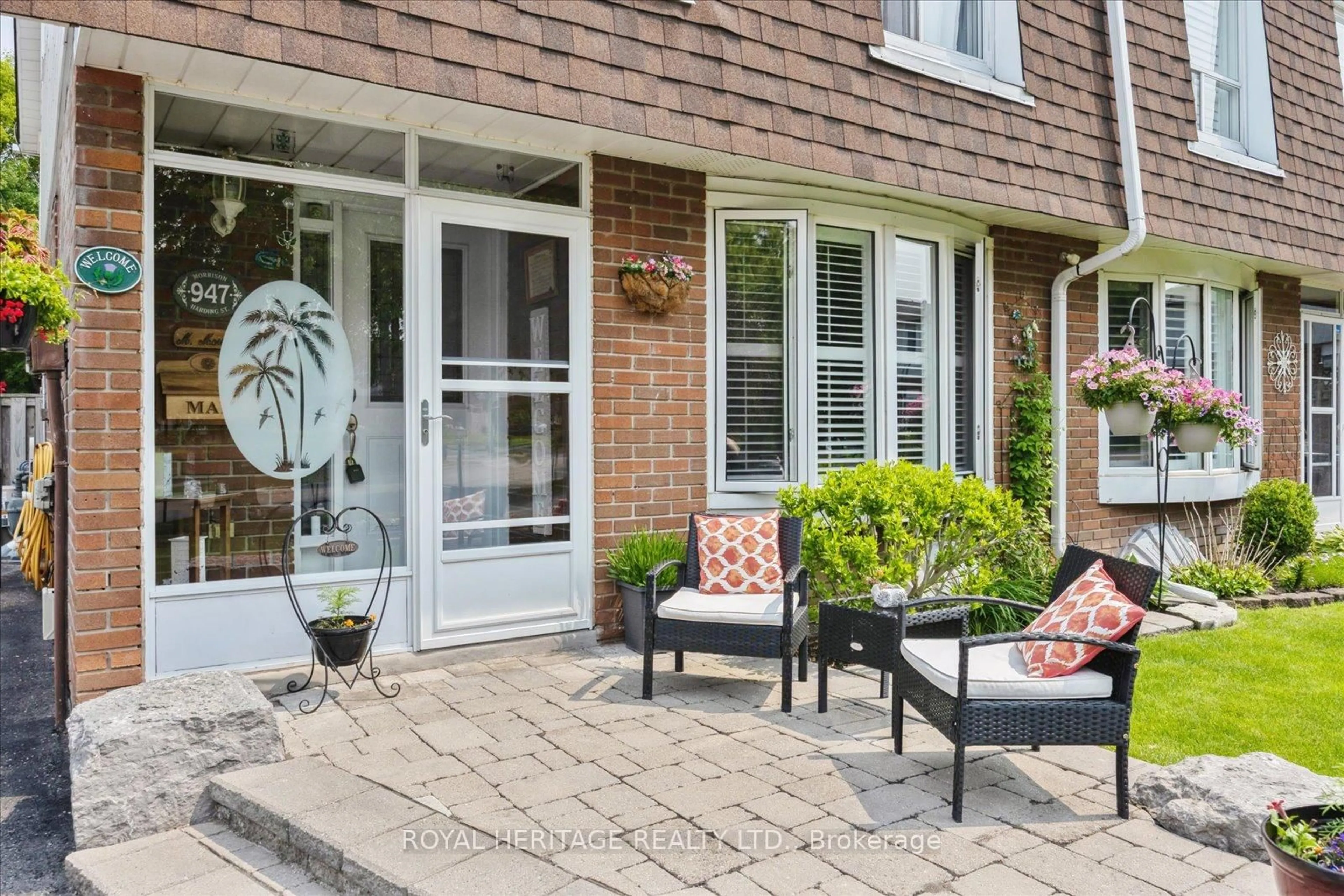 Patio, street for 947 Harding St, Whitby Ontario L1N 1Y8