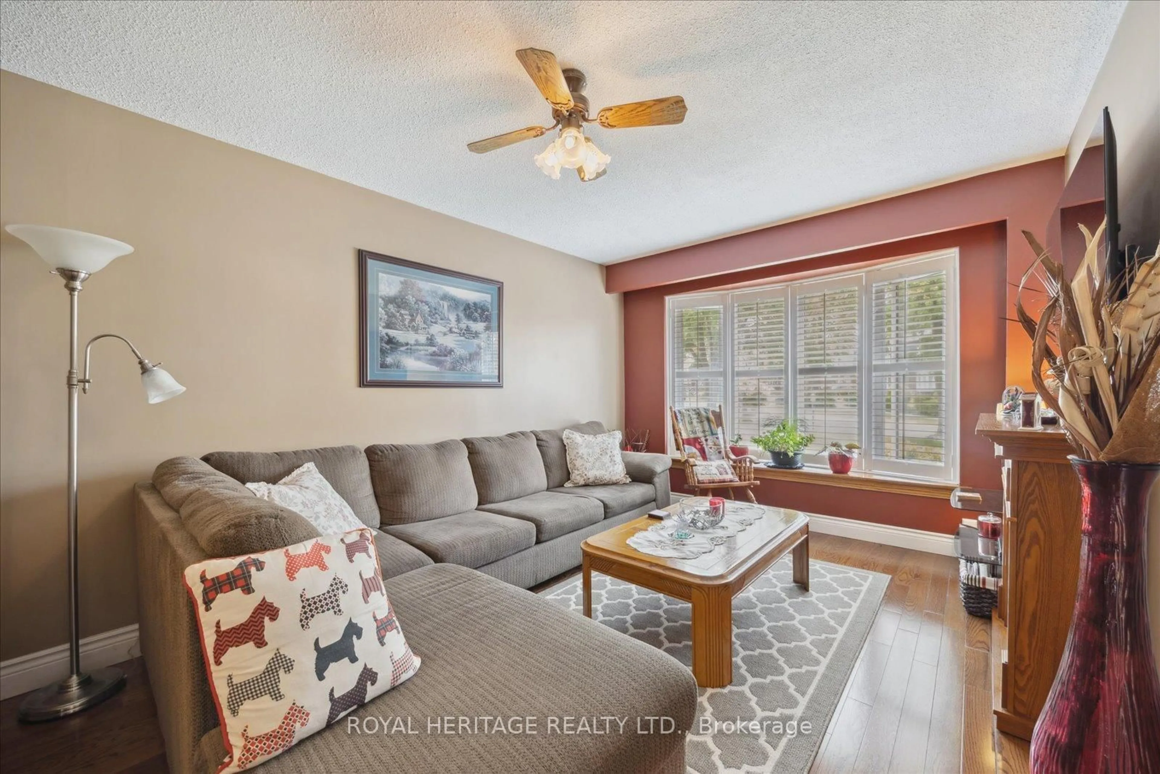 Living room with furniture, unknown for 947 Harding St, Whitby Ontario L1N 1Y8