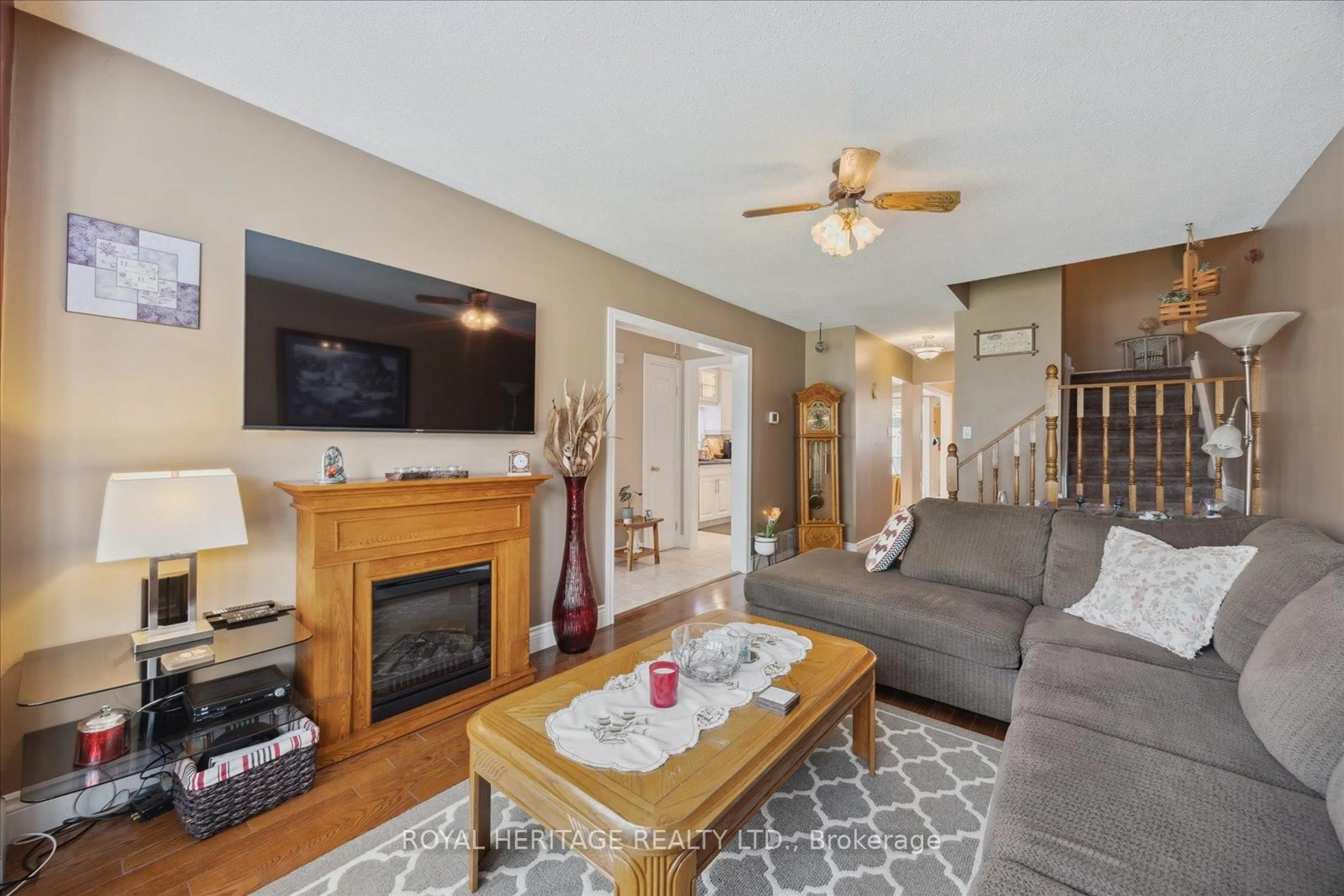 Living room with furniture, unknown for 947 Harding St, Whitby Ontario L1N 1Y8