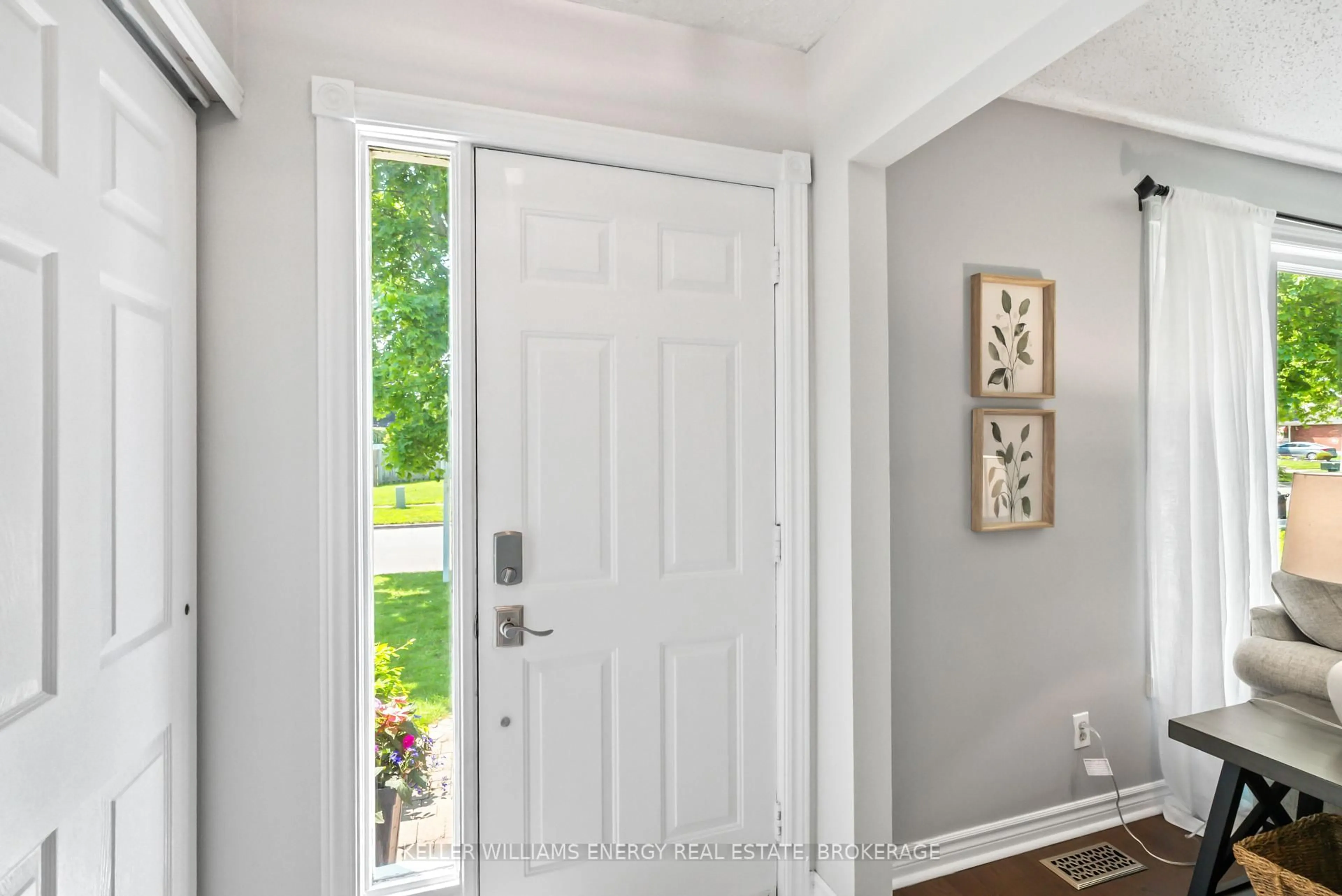 Indoor entryway for 57 Centerfield Dr, Clarington Ontario L1E 1K2