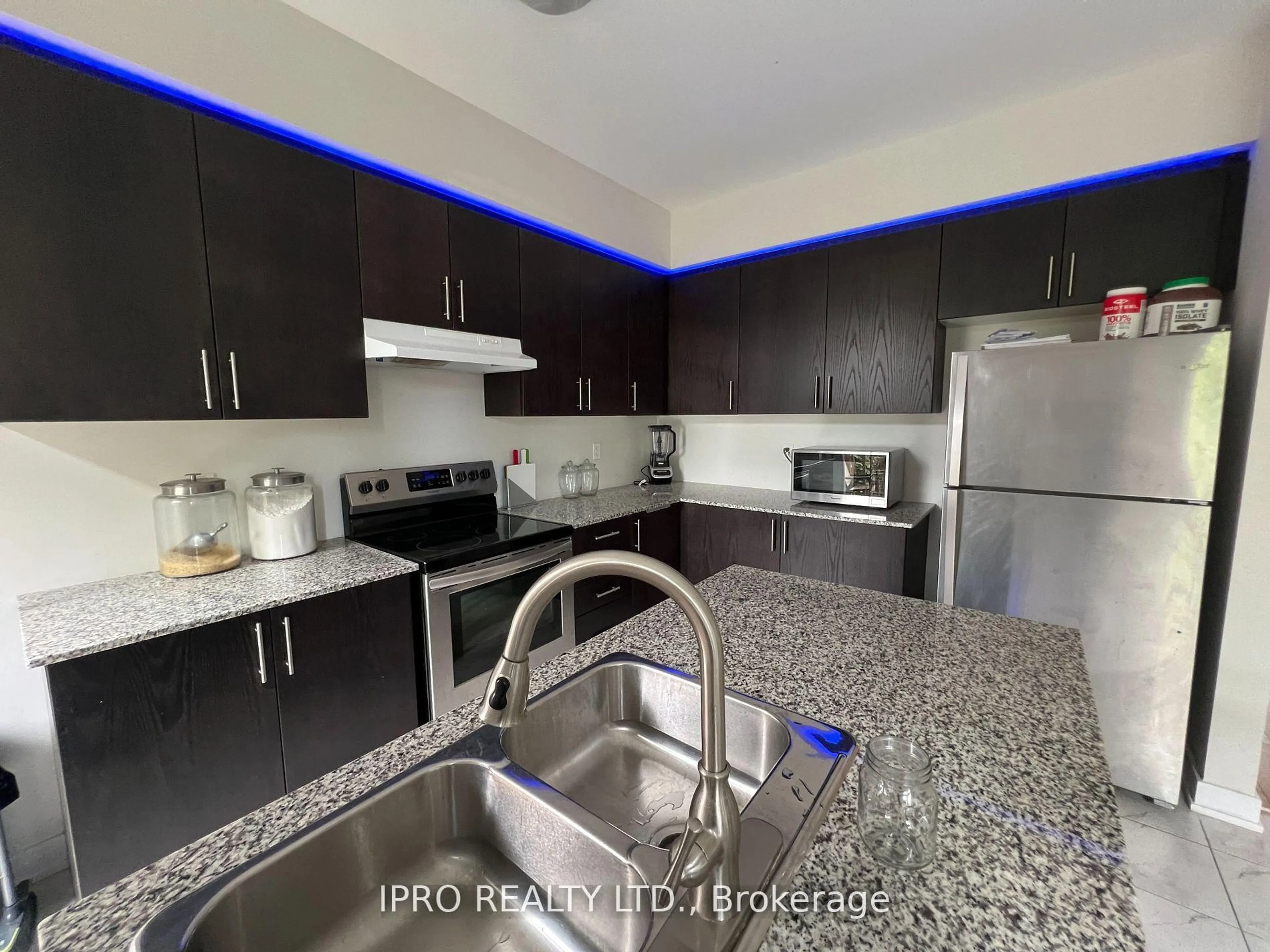Standard kitchen, ceramic/tile floor for 906 Kicking Horse Path, Oshawa Ontario L1J 0B4