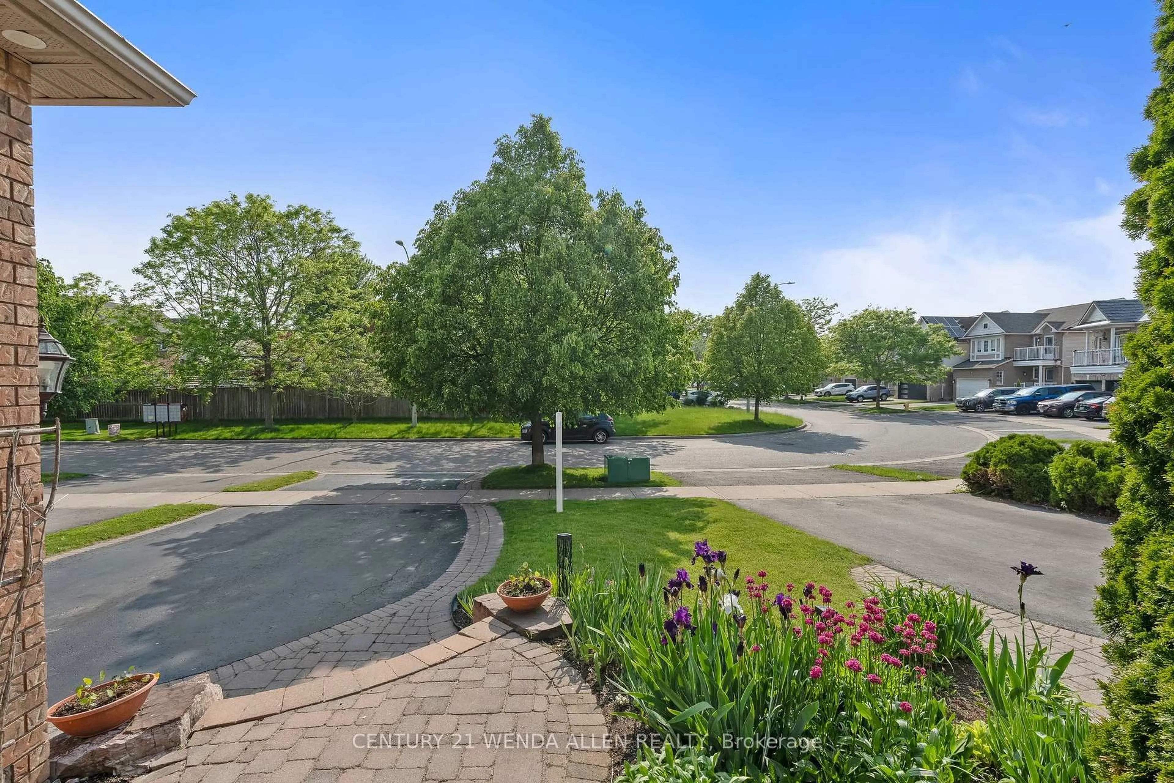 A pic from outside/outdoor area/front of a property/back of a property/a pic from drone, street for 213 Madden Pl, Clarington Ontario L1C 5K4