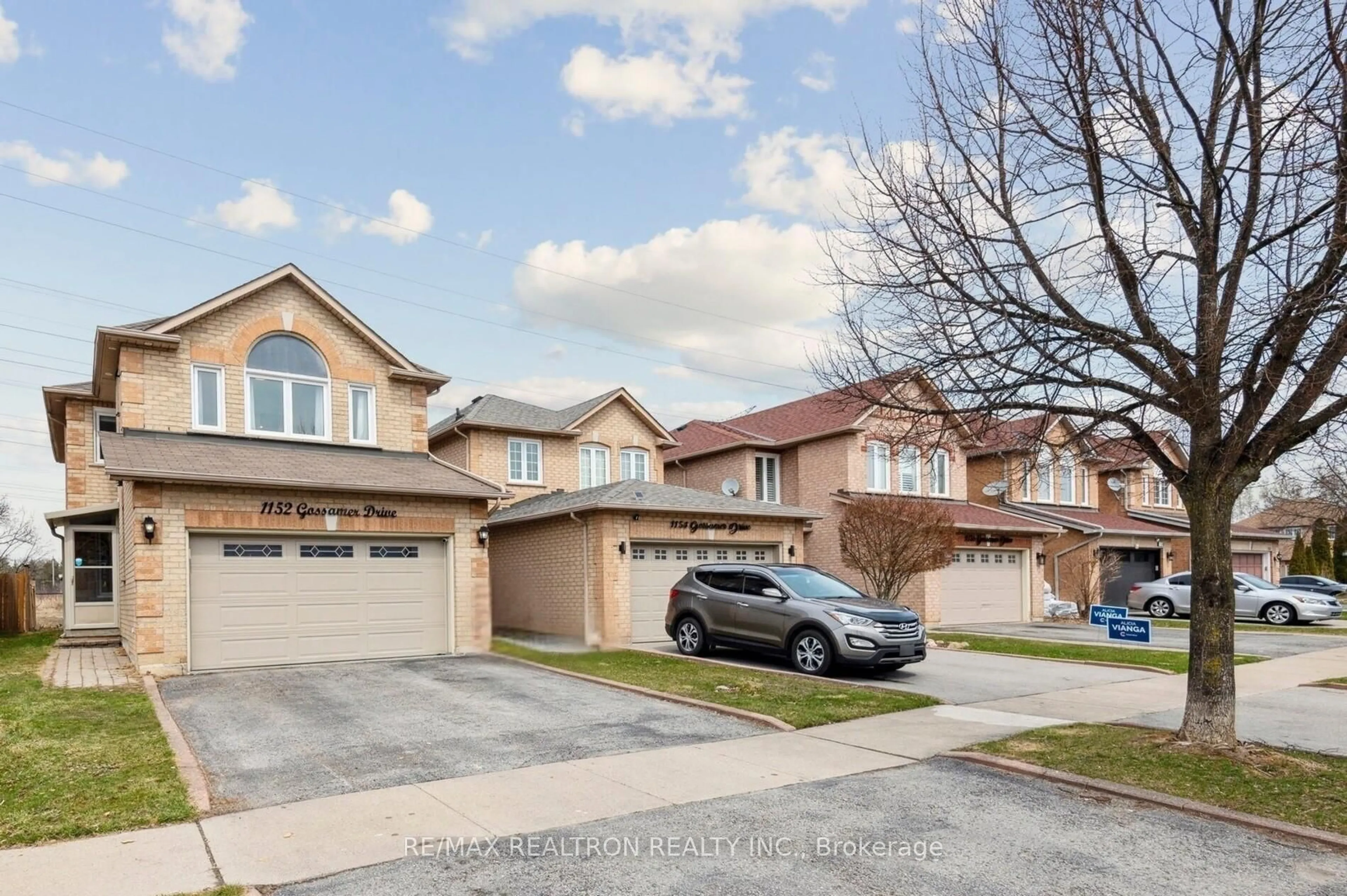 A pic from outside/outdoor area/front of a property/back of a property/a pic from drone, street for 1152 Gossamer Dr, Pickering Ontario L1X 2T8