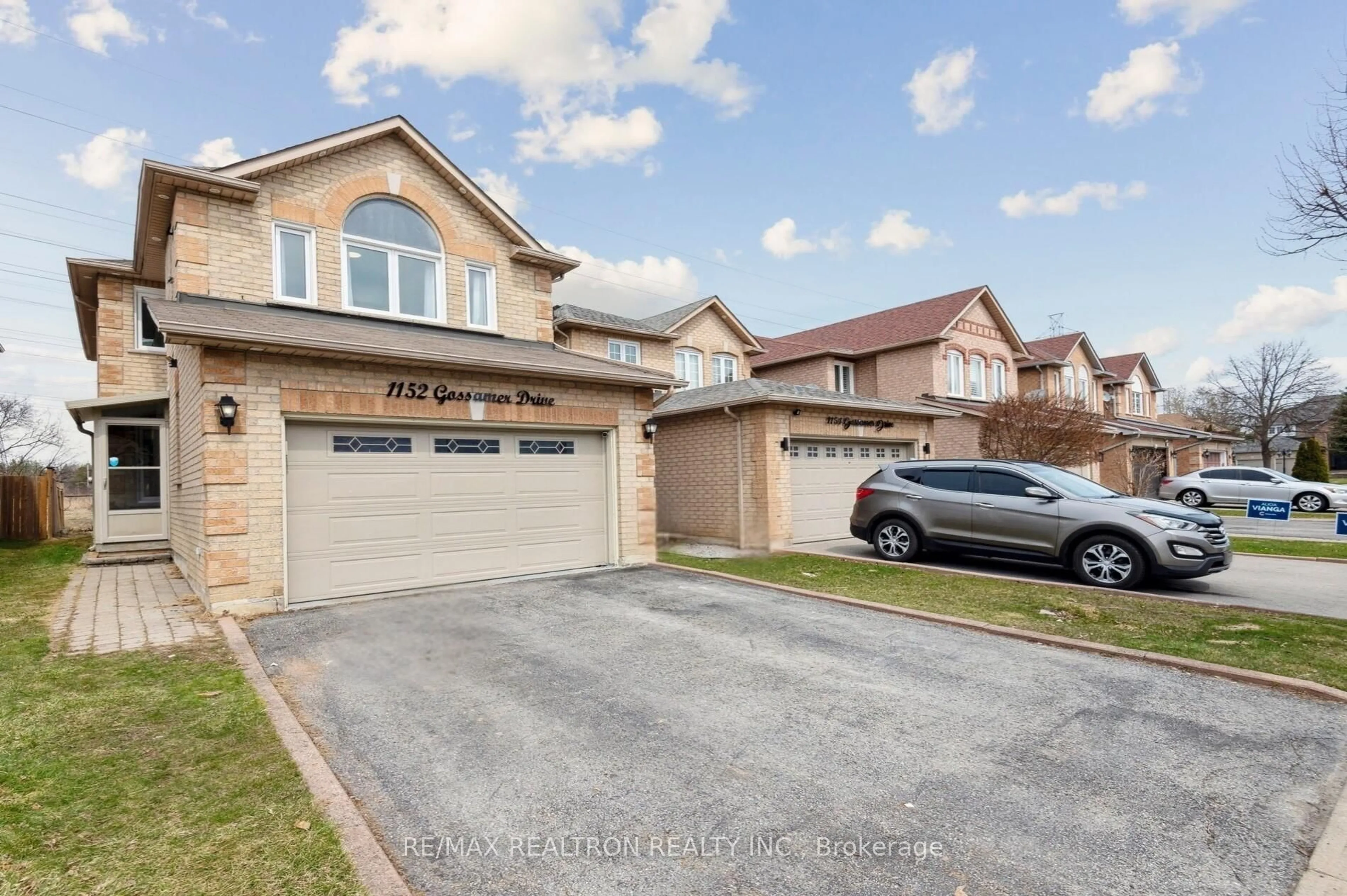 A pic from outside/outdoor area/front of a property/back of a property/a pic from drone, street for 1152 Gossamer Dr, Pickering Ontario L1X 2T8