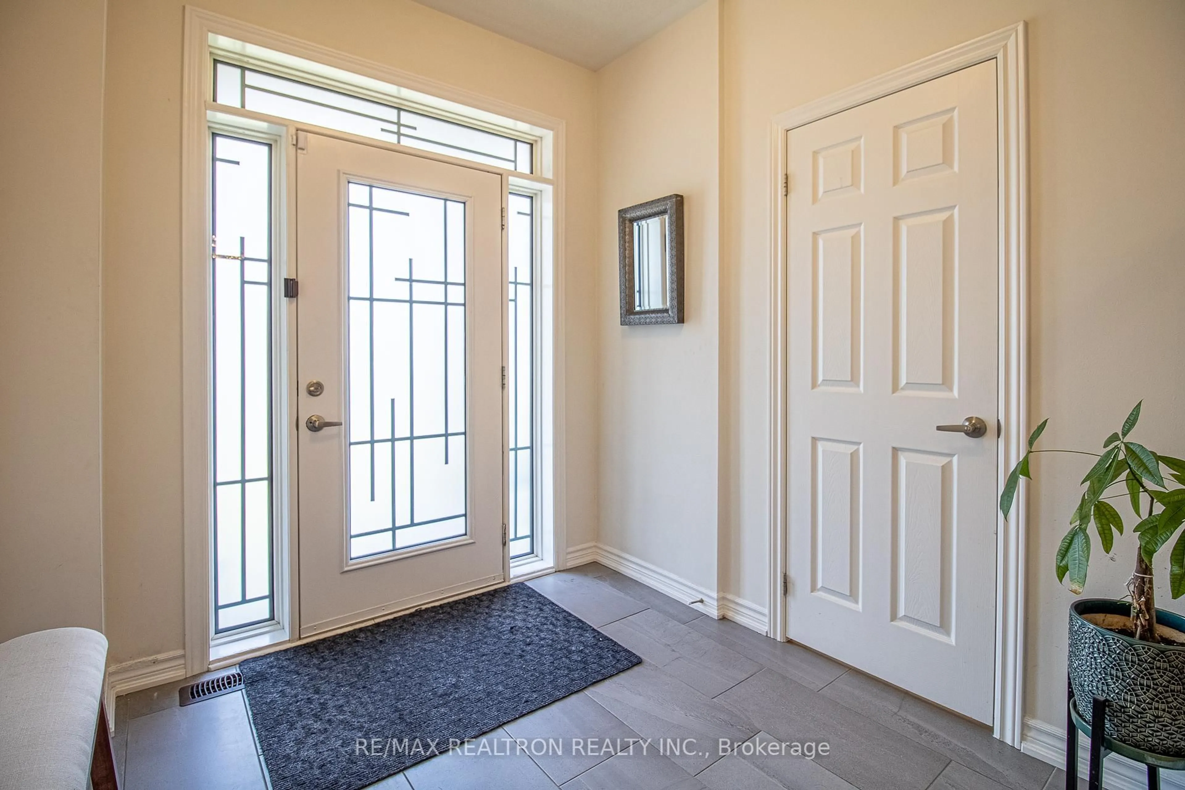 Indoor entryway for 32 Crombie St, Clarington Ontario L1C 4A1