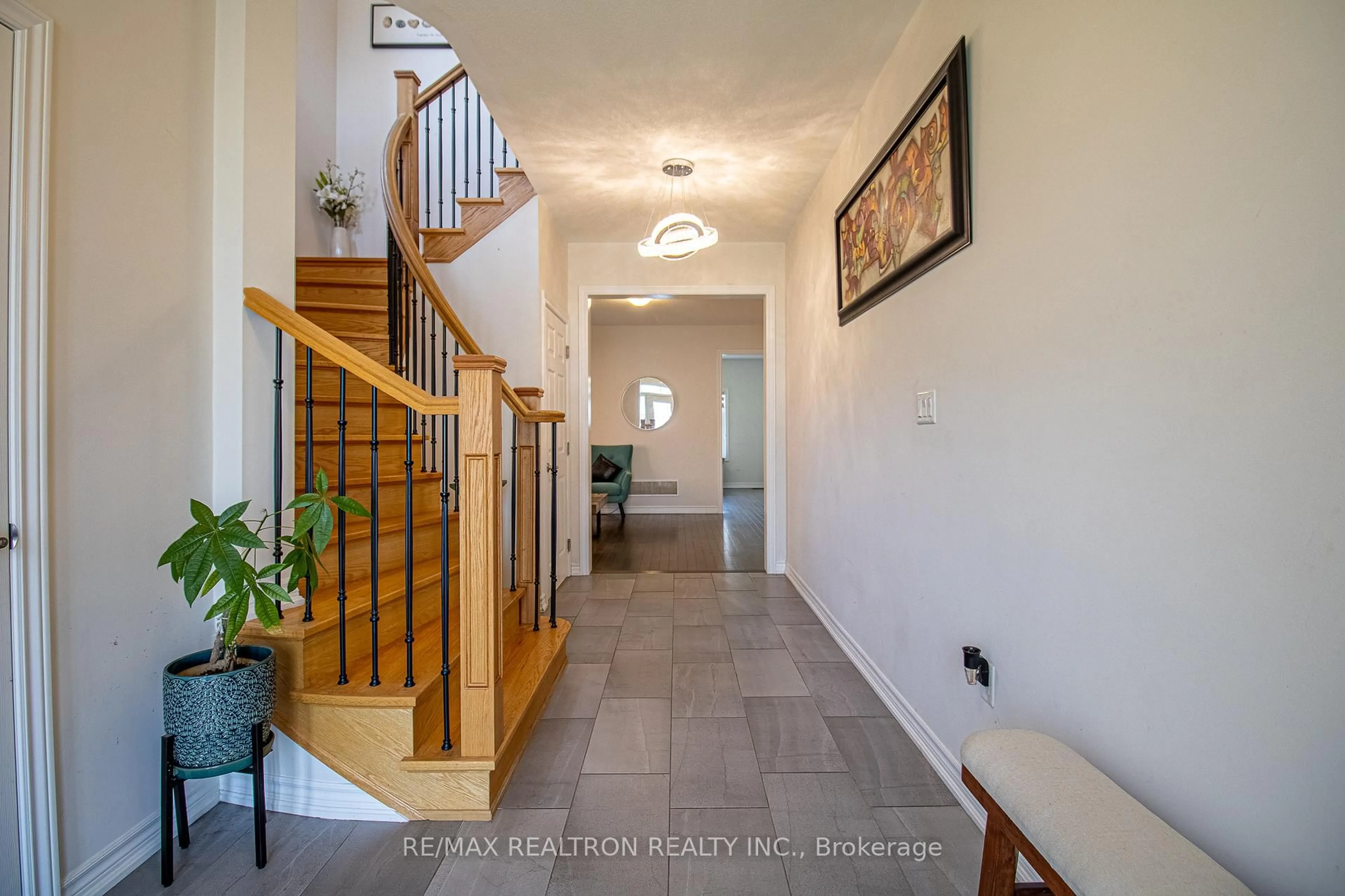 Indoor foyer for 32 Crombie St, Clarington Ontario L1C 4A1