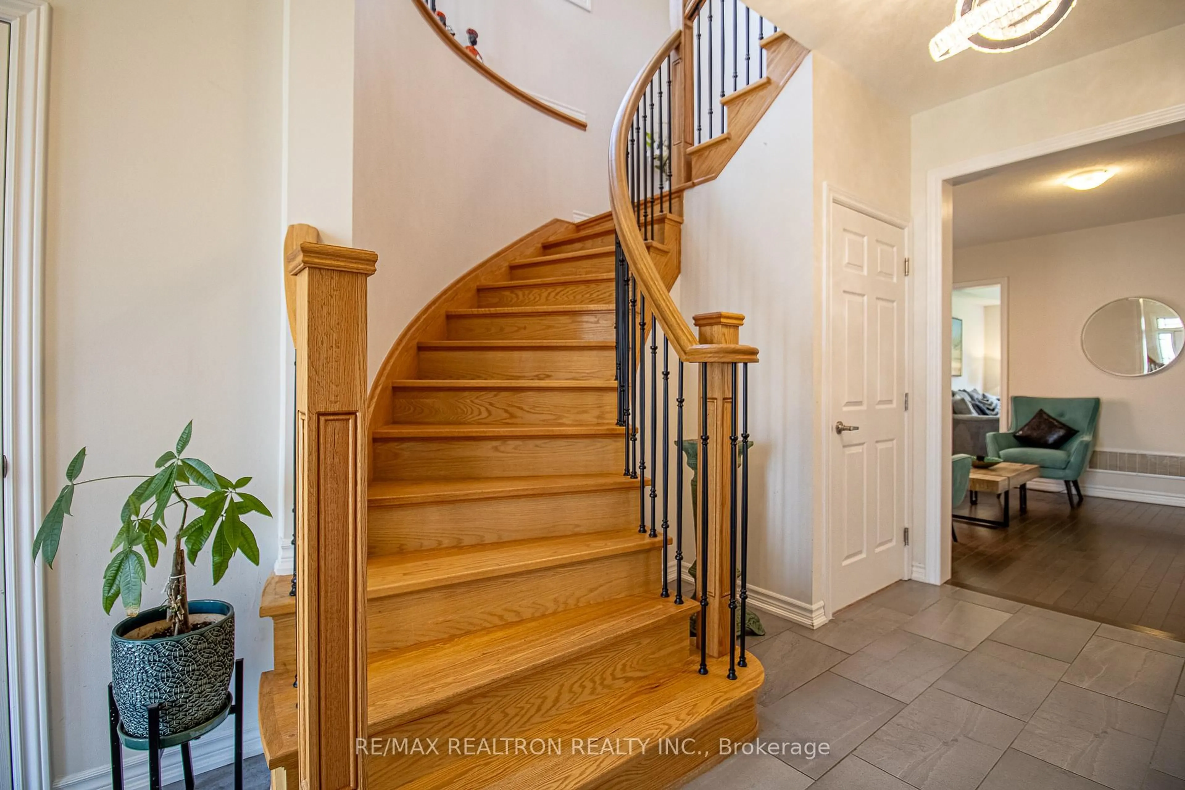 Stairs for 32 Crombie St, Clarington Ontario L1C 4A1