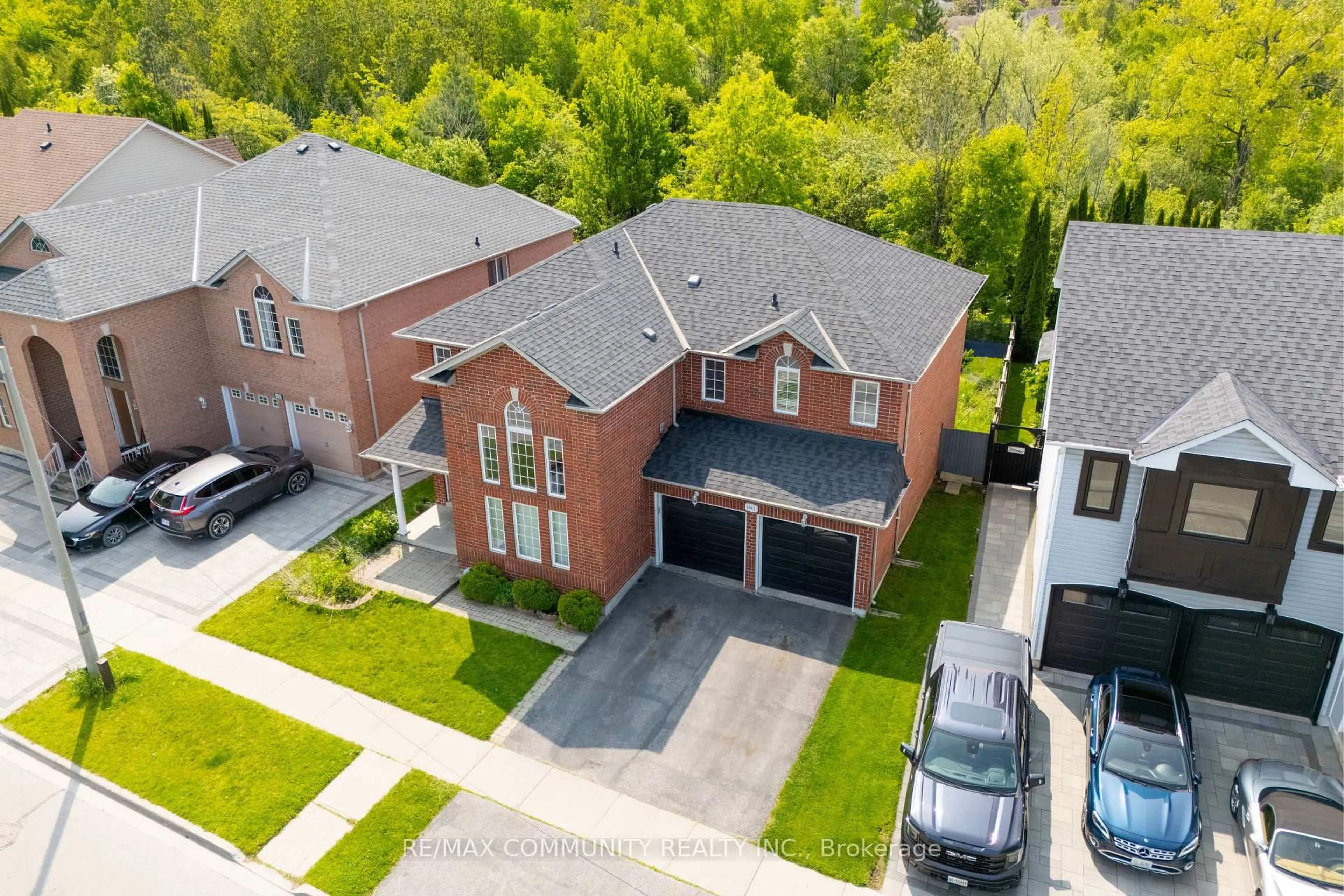 A pic from outside/outdoor area/front of a property/back of a property/a pic from drone, street for 1081 Langford St, Oshawa Ontario L1K 2V9
