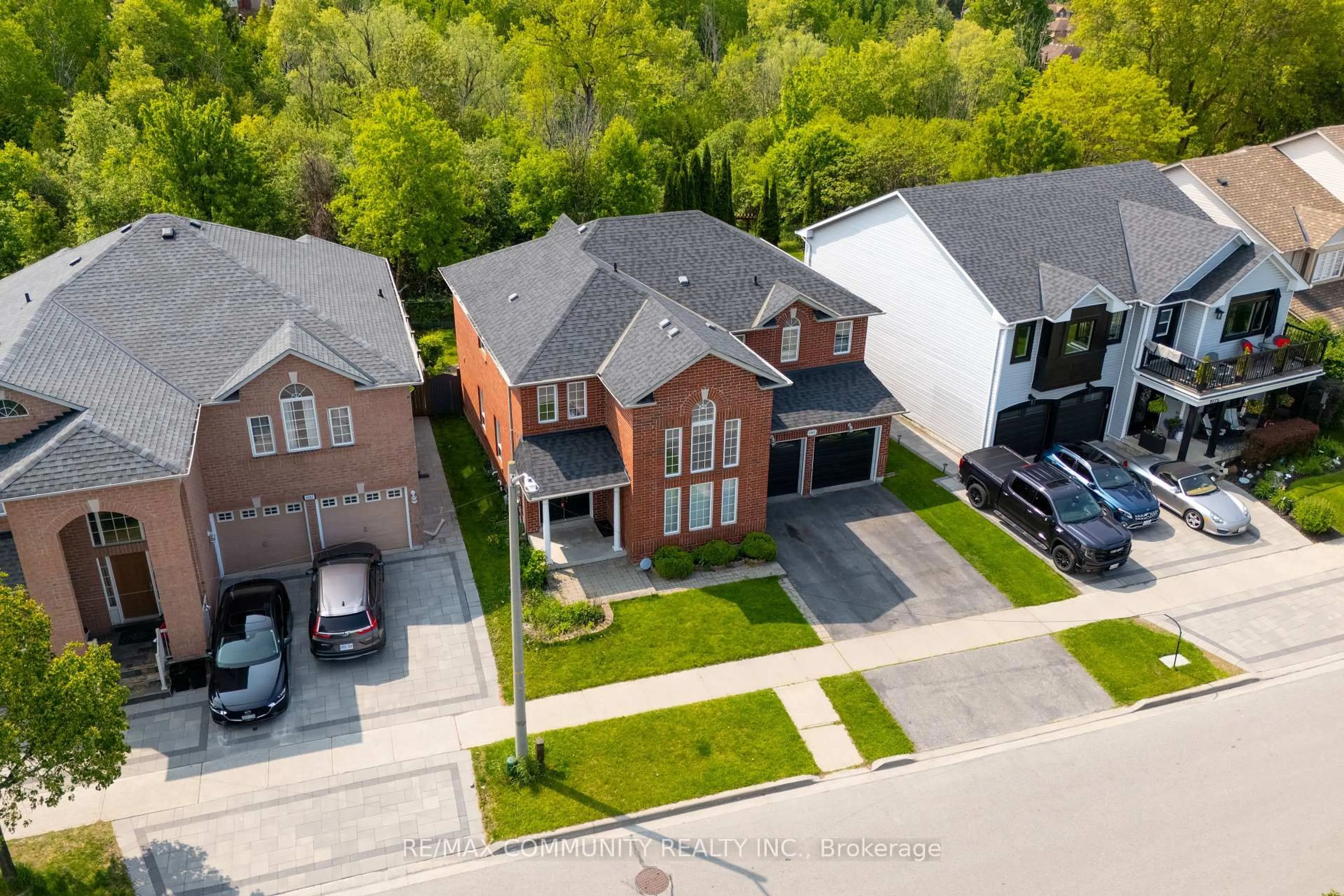 A pic from outside/outdoor area/front of a property/back of a property/a pic from drone, street for 1081 Langford St, Oshawa Ontario L1K 2V9