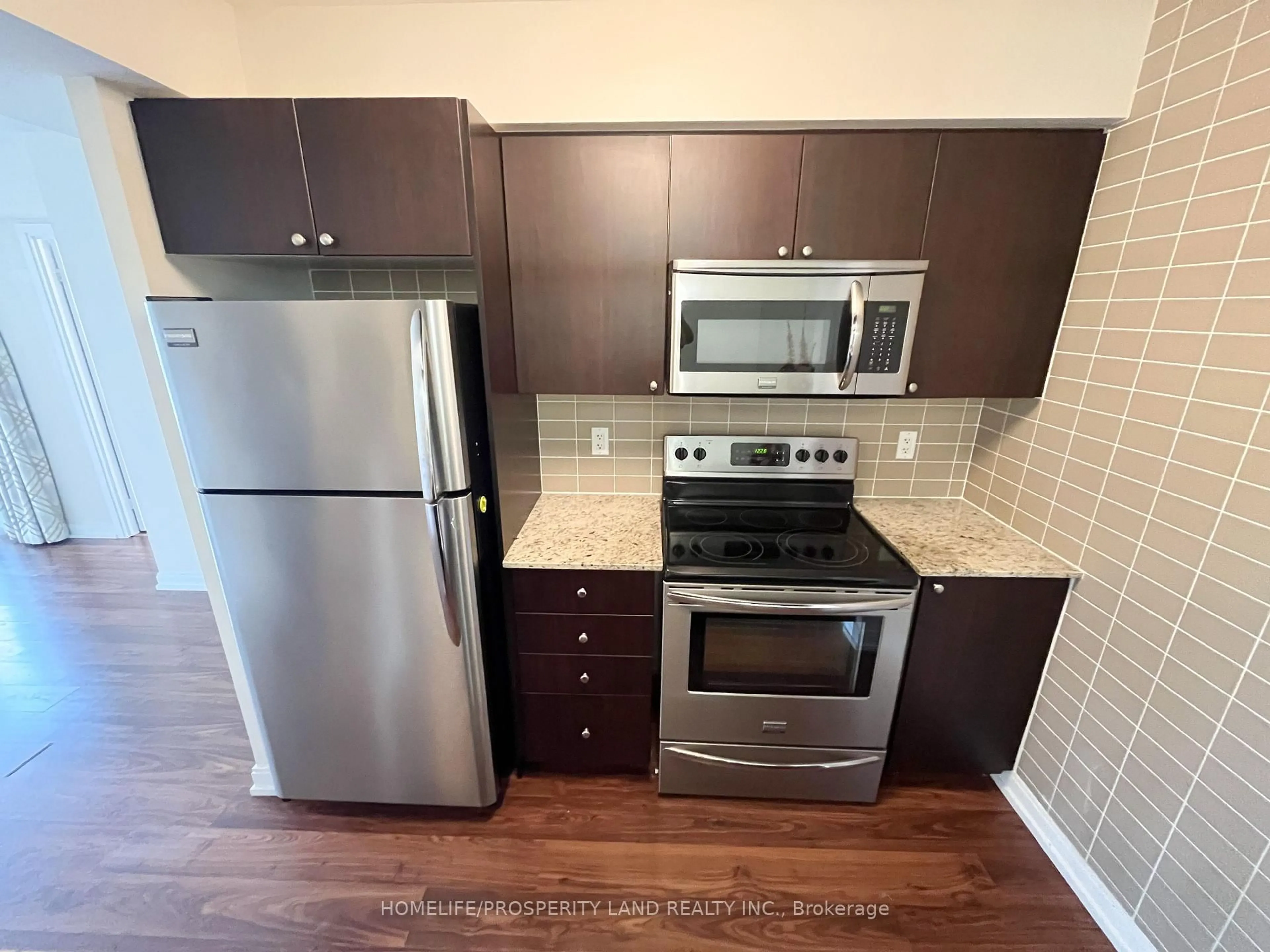 Standard kitchen, wood/laminate floor for 181 Village Green Sq #814, Toronto Ontario M1S 0L3