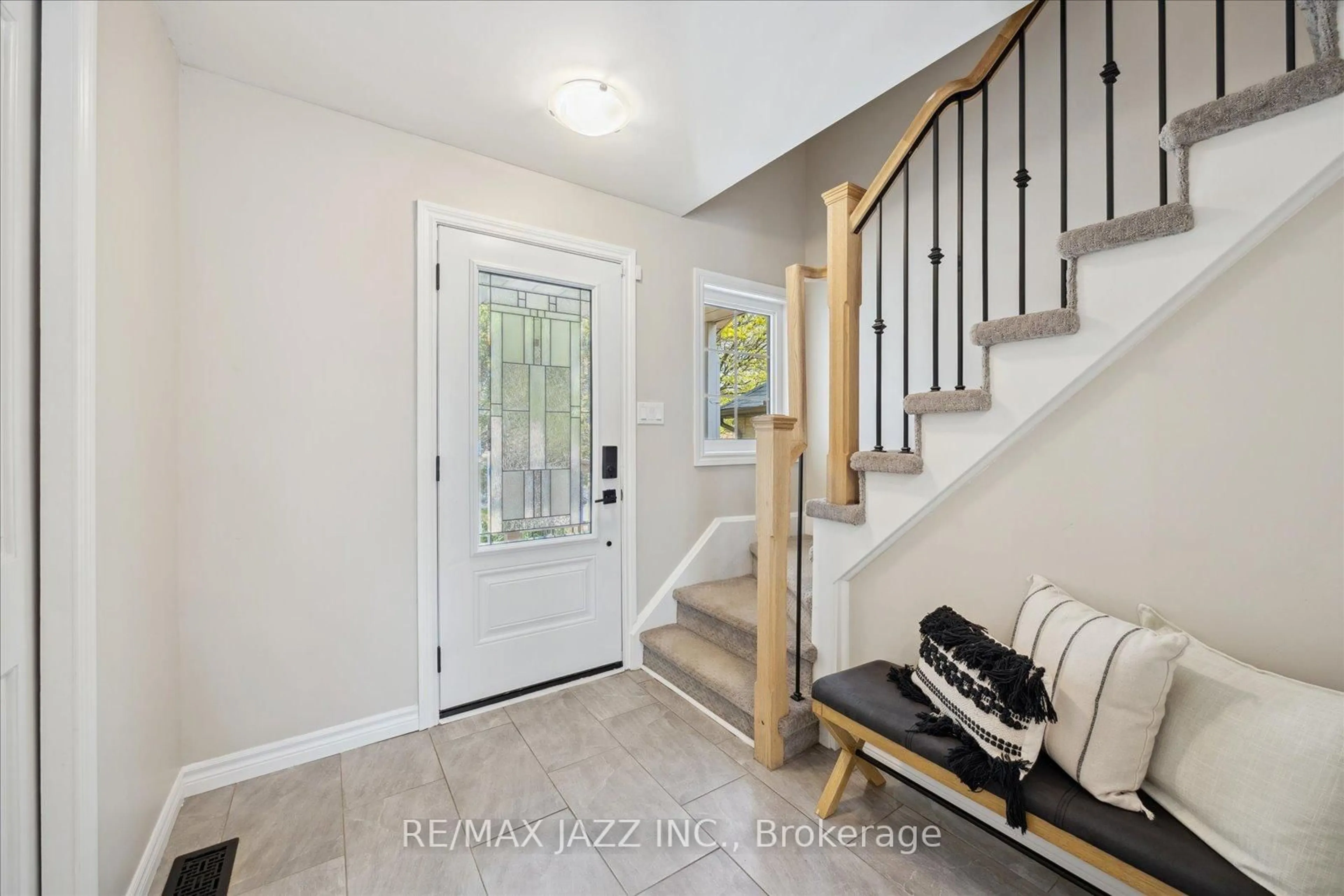 Indoor entryway for 75 Turnberry Cres, Clarington Ontario L1E 1A4