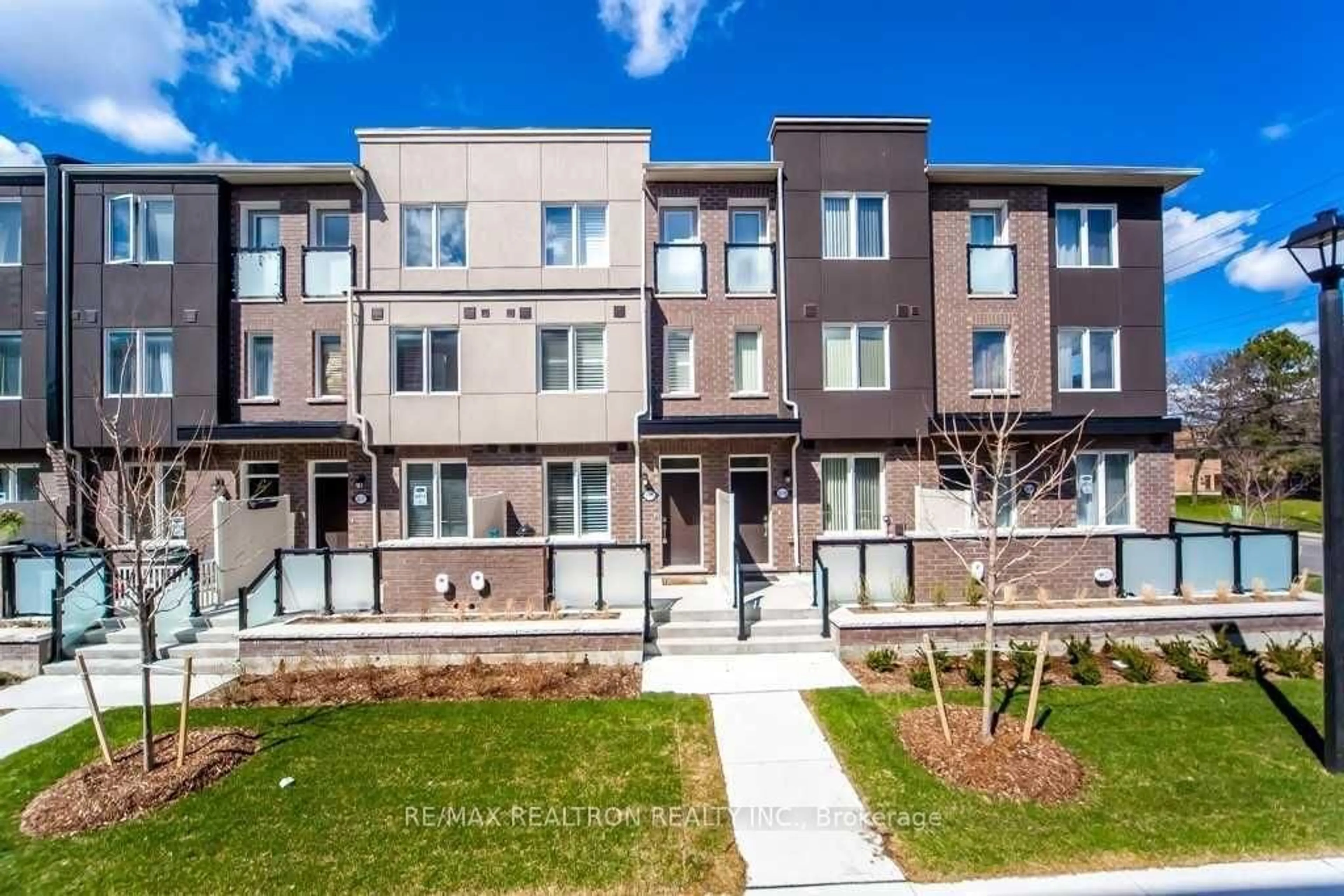 A pic from outside/outdoor area/front of a property/back of a property/a pic from drone, street for 25 Heron Park Pl #18, Toronto Ontario M1E 0B8
